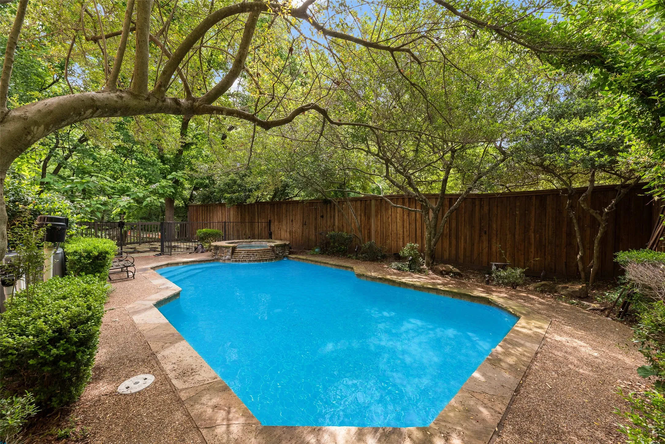 Single Family Residence For Rent in Dallas County , 1418 Yakimo Drive, Dallas, Texas 75208, 4 Bedroom, 5 Bathroom, 2 Garage spaces, 3,824 Sqft, built in 1989, mls#21241998, Real Estate Agent in Dallas, Homes For Rent in Dallas county, Homes For Rent in Dallas, Realtor in Dallas Texas, Real Estate Brokerage Independent Realty Texas, Luminita Cordes Realtor