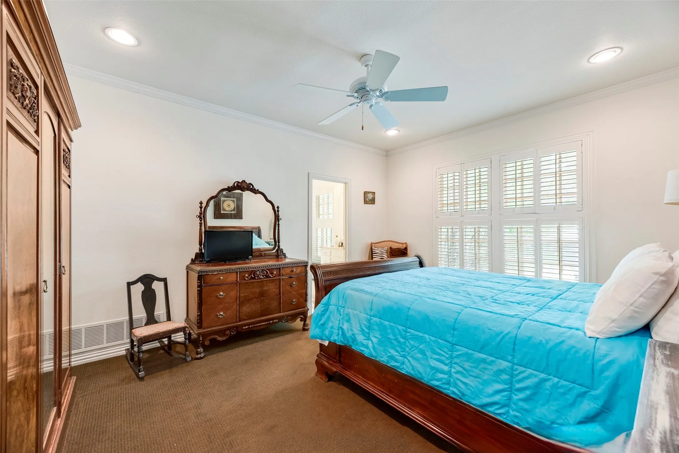 Single Family Residence For Rent in Dallas County , 1418 Yakimo Drive, Dallas, Texas 75208, 4 Bedroom, 5 Bathroom, 2 Garage spaces, 3,824 Sqft, built in 1989, mls#21241998, Real Estate Agent in Dallas, Homes For Rent in Dallas county, Homes For Rent in Dallas, Realtor in Dallas Texas, Real Estate Brokerage Independent Realty Texas, Luminita Cordes Realtor