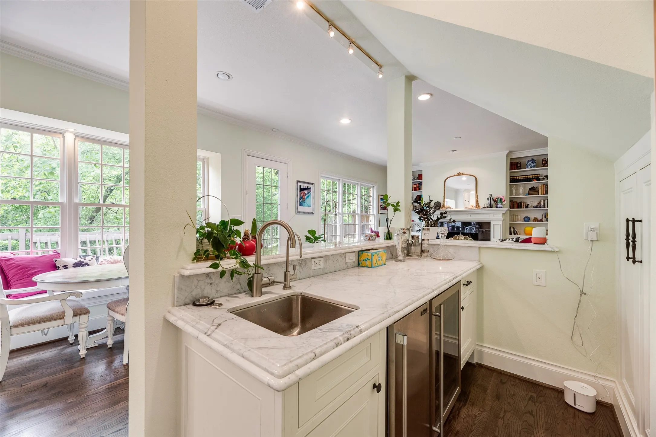 Single Family Residence For Rent in Dallas County , 1418 Yakimo Drive, Dallas, Texas 75208, 4 Bedroom, 5 Bathroom, 2 Garage spaces, 3,824 Sqft, built in 1989, mls#21241998, Real Estate Agent in Dallas, Homes For Rent in Dallas county, Homes For Rent in Dallas, Realtor in Dallas Texas, Real Estate Brokerage Independent Realty Texas, Luminita Cordes Realtor