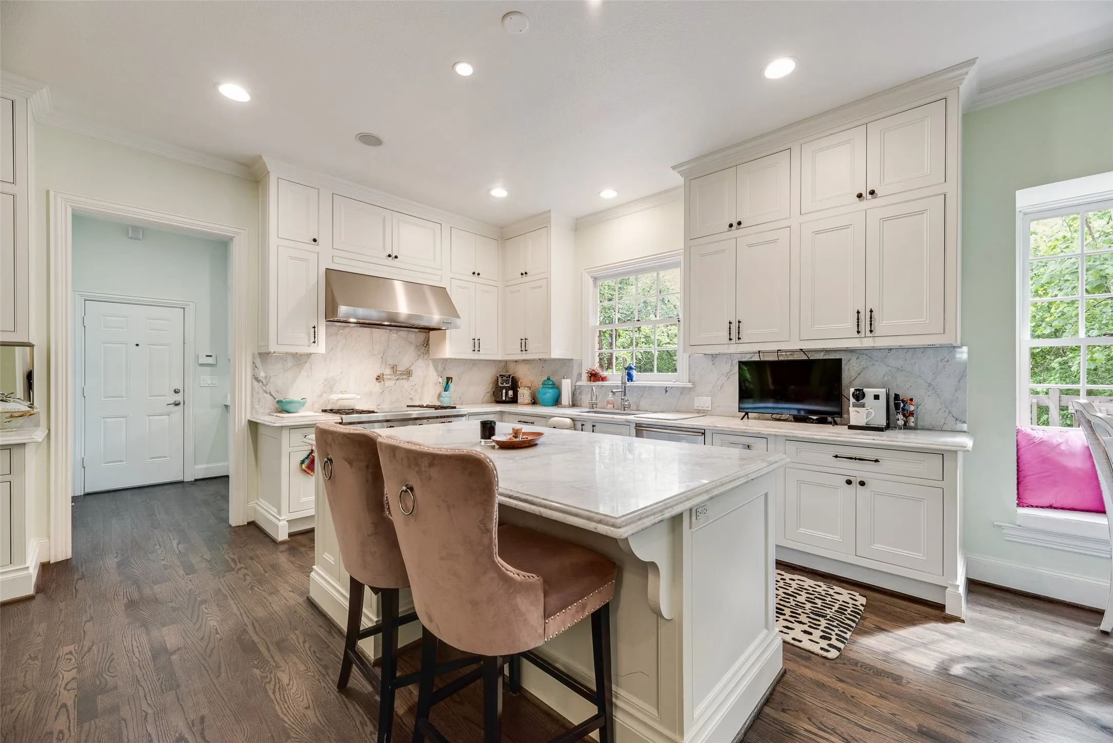 Single Family Residence For Rent in Dallas County , 1418 Yakimo Drive, Dallas, Texas 75208, 4 Bedroom, 5 Bathroom, 2 Garage spaces, 3,824 Sqft, built in 1989, mls#21241998, Real Estate Agent in Dallas, Homes For Rent in Dallas county, Homes For Rent in Dallas, Realtor in Dallas Texas, Real Estate Brokerage Independent Realty Texas, Luminita Cordes Realtor