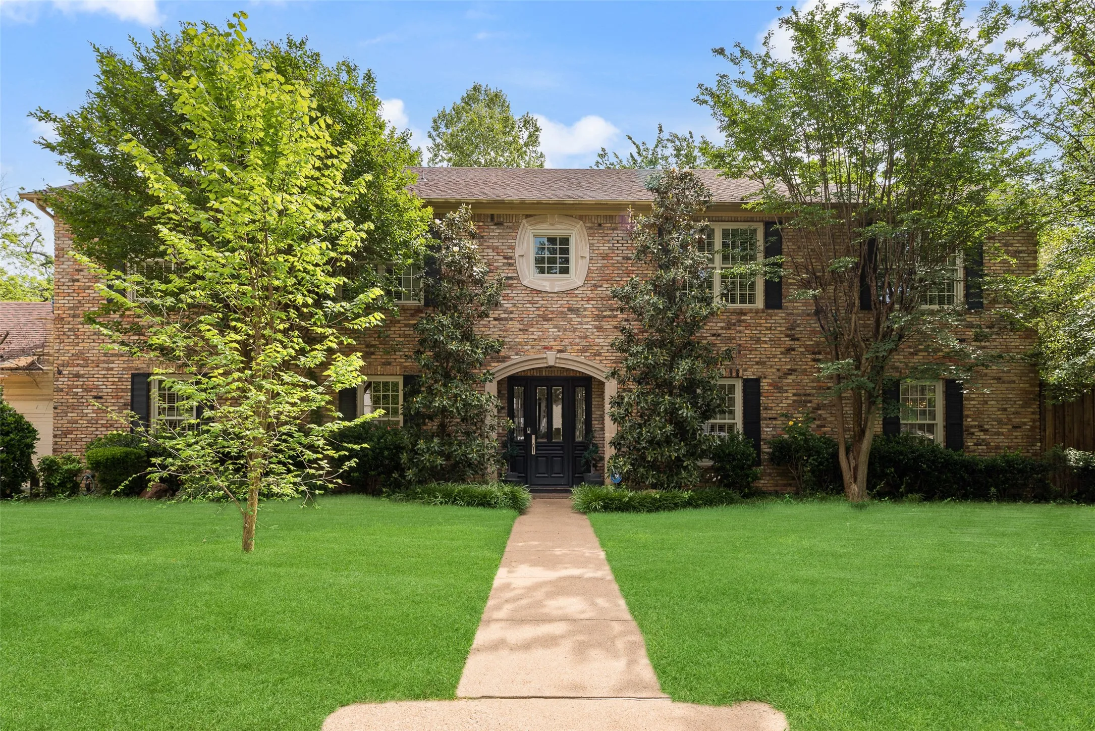 Single Family Residence For Rent in Dallas County , 1418 Yakimo Drive, Dallas, Texas 75208, 4 Bedroom, 5 Bathroom, 2 Garage spaces, 3,824 Sqft, built in 1989, mls#21241998, Real Estate Agent in Dallas, Homes For Rent in Dallas county, Homes For Rent in Dallas, Realtor in Dallas Texas, Real Estate Brokerage Independent Realty Texas, Luminita Cordes Realtor