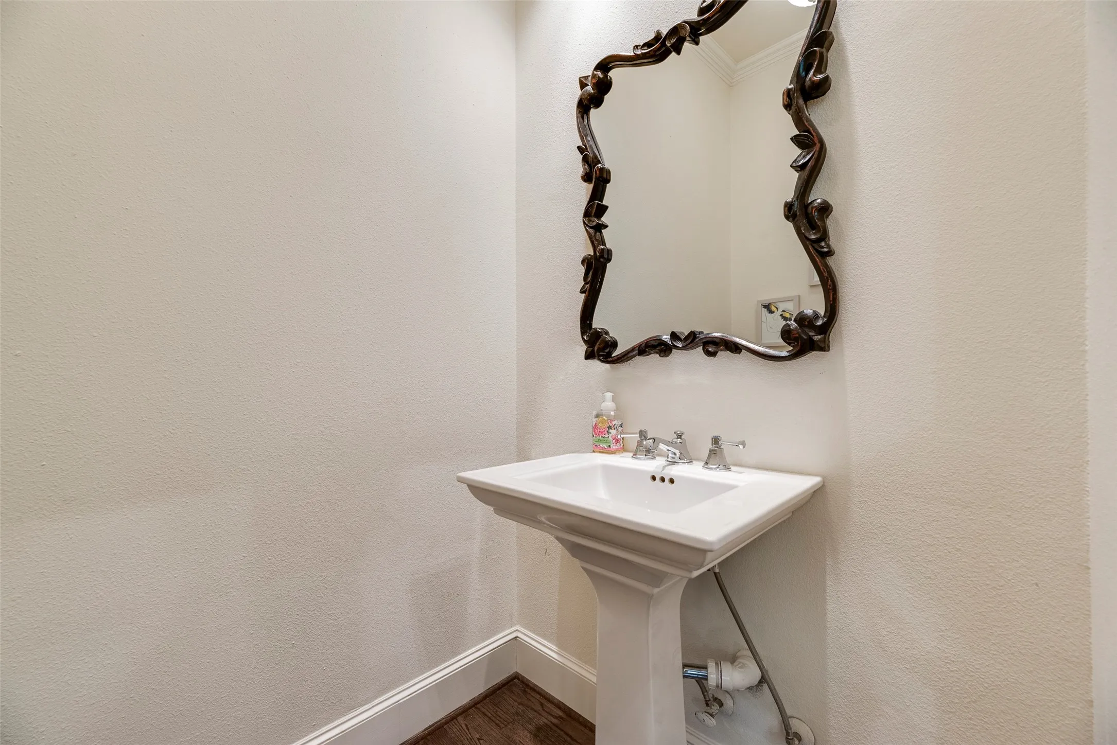Single Family Residence For Rent in Dallas County , 1418 Yakimo Drive, Dallas, Texas 75208, 4 Bedroom, 5 Bathroom, 2 Garage spaces, 3,824 Sqft, built in 1989, mls#21241998, Real Estate Agent in Dallas, Homes For Rent in Dallas county, Homes For Rent in Dallas, Realtor in Dallas Texas, Real Estate Brokerage Independent Realty Texas, Luminita Cordes Realtor