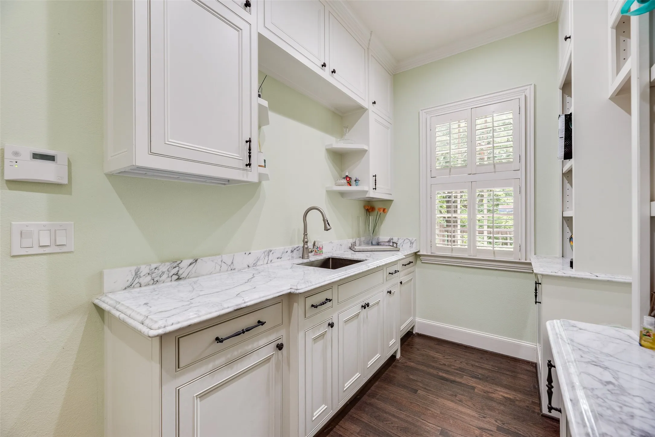Single Family Residence For Rent in Dallas County , 1418 Yakimo Drive, Dallas, Texas 75208, 4 Bedroom, 5 Bathroom, 2 Garage spaces, 3,824 Sqft, built in 1989, mls#21241998, Real Estate Agent in Dallas, Homes For Rent in Dallas county, Homes For Rent in Dallas, Realtor in Dallas Texas, Real Estate Brokerage Independent Realty Texas, Luminita Cordes Realtor