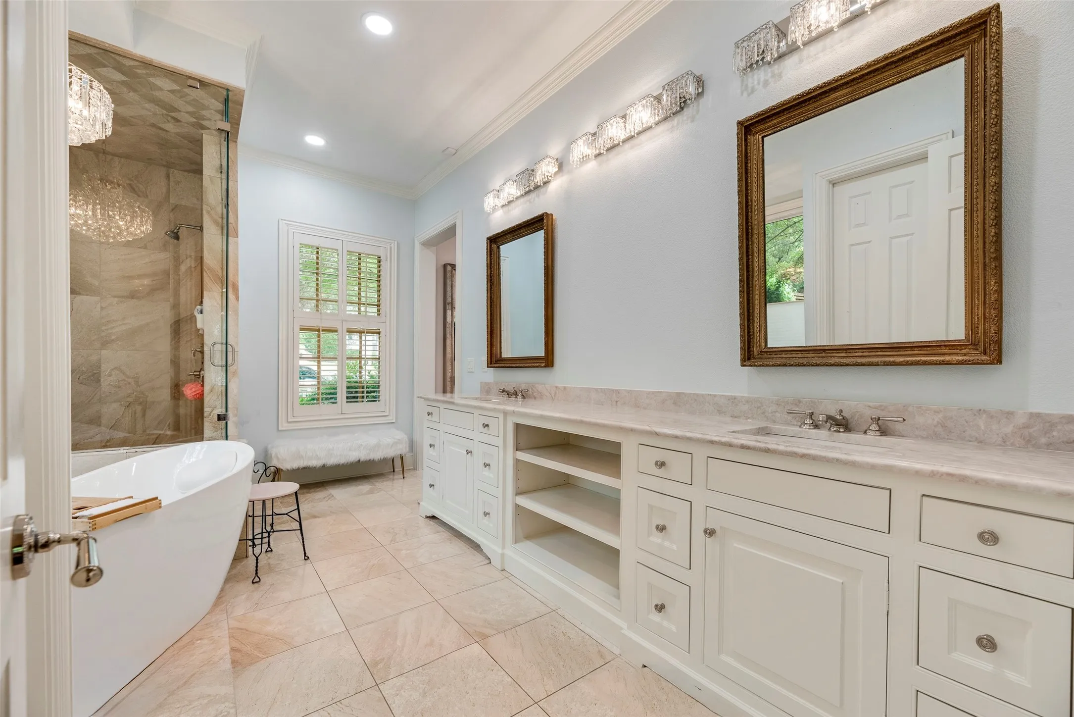 Single Family Residence For Rent in Dallas County , 1418 Yakimo Drive, Dallas, Texas 75208, 4 Bedroom, 5 Bathroom, 2 Garage spaces, 3,824 Sqft, built in 1989, mls#21241998, Real Estate Agent in Dallas, Homes For Rent in Dallas county, Homes For Rent in Dallas, Realtor in Dallas Texas, Real Estate Brokerage Independent Realty Texas, Luminita Cordes Realtor