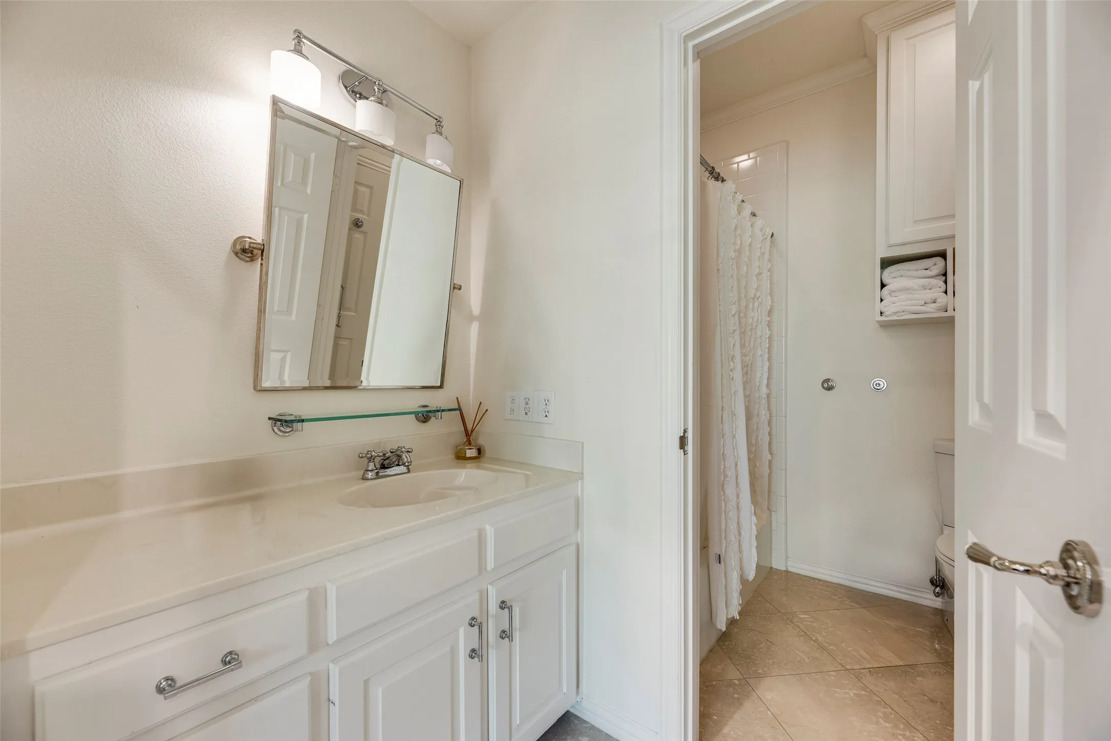 Single Family Residence For Rent in Dallas County , 1418 Yakimo Drive, Dallas, Texas 75208, 4 Bedroom, 5 Bathroom, 2 Garage spaces, 3,824 Sqft, built in 1989, mls#21241998, Real Estate Agent in Dallas, Homes For Rent in Dallas county, Homes For Rent in Dallas, Realtor in Dallas Texas, Real Estate Brokerage Independent Realty Texas, Luminita Cordes Realtor