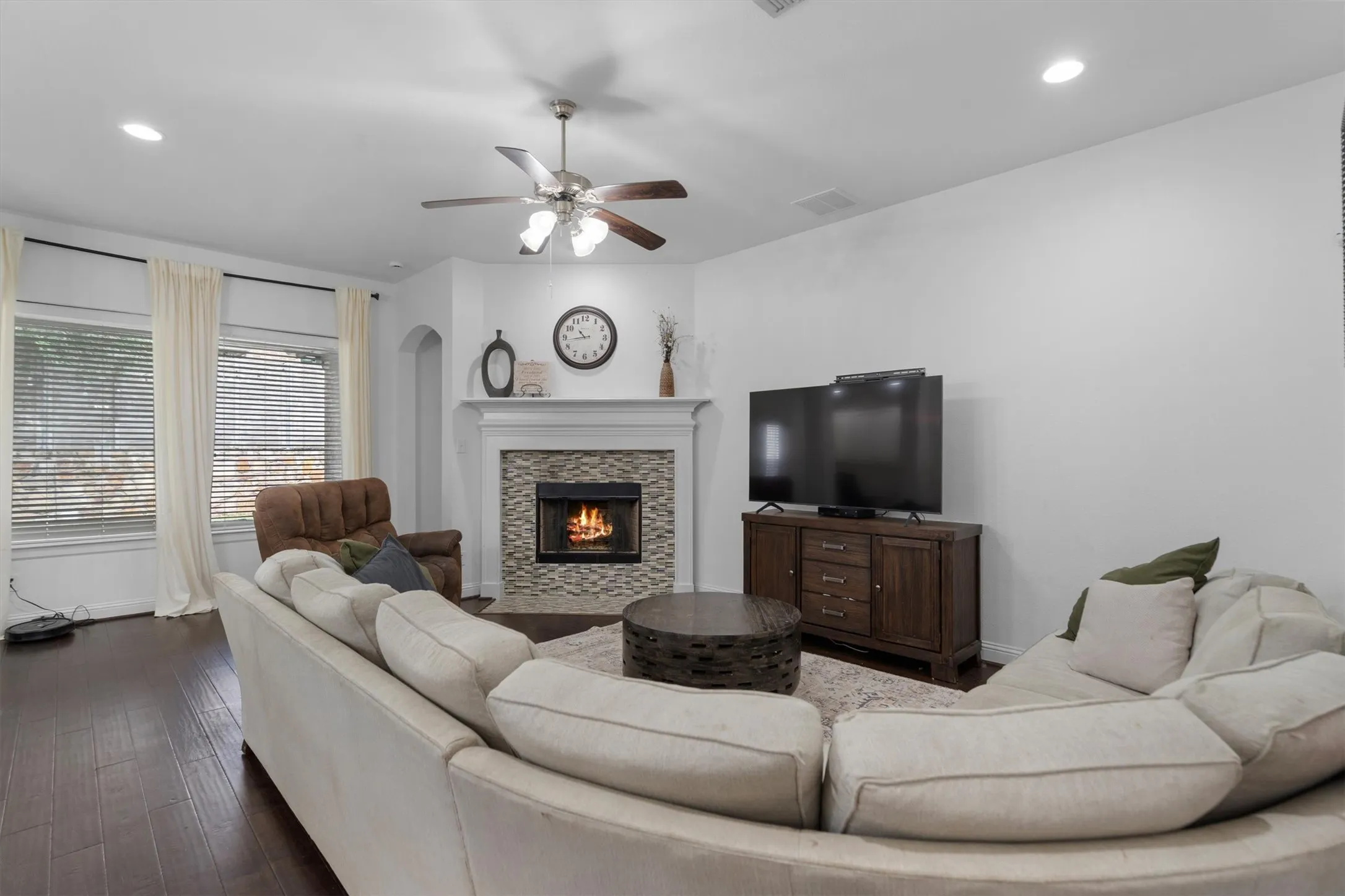 Single Family Residence For Sale in Denton County , 205 Sunrise Drive, Argyle, Texas 76226, 4 Bedrooms, 4 Bathrooms, 2 Garage spaces, 2,841 Sqft, built in 2015, Price $499,000, mls#21242057, Real Estate Agent in Argyle, Homes For Sale in Denton county, Homes For Sale in Argyle, Realtor in Argyle Texas, Real Estate Brokerage Independent Realty Texas, Luminita Cordes Realtor
