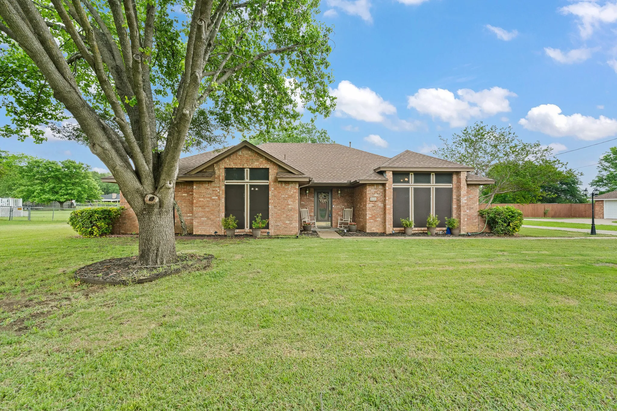 Single Family Residence For Sale in Ellis County , 314 Clay Lane, Red Oak, Texas 75154, 3 Bedroom, 2 Bathroom, 2 Garage spaces, 2,132 Sqft, built in 1985, mls#21241523, Real Estate Agent in Red Oak, Homes For Sale in Ellis county, Homes For Sale in Red Oak, Realtor in Red Oak Texas, Real Estate Brokerage Independent Realty Texas, Luminita Cordes Realtor