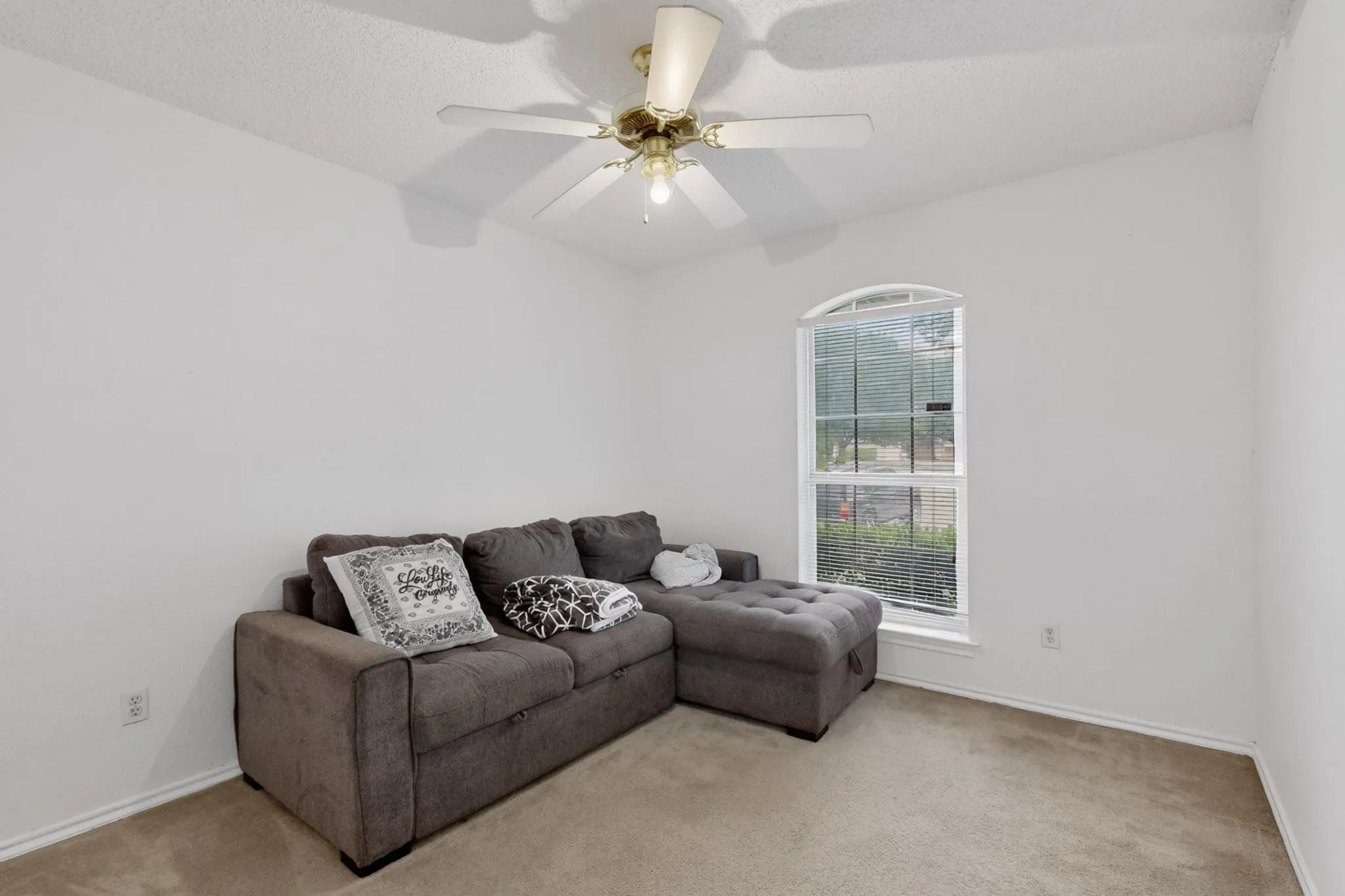 Single Family Residence For Sale in Ellis County , 412 Tara Lane, Red Oak, Texas 75154, 3 Bedroom, 2 Bathroom, 2 Garage spaces, 1,408 Sqft, built in 1997, Preowned, mls#21239492, Real Estate Agent in Red Oak, Homes For Sale in Ellis county, Homes For Sale in Red Oak, Realtor in Red Oak Texas, Real Estate Brokerage Independent Realty Texas, Luminita Cordes Realtor