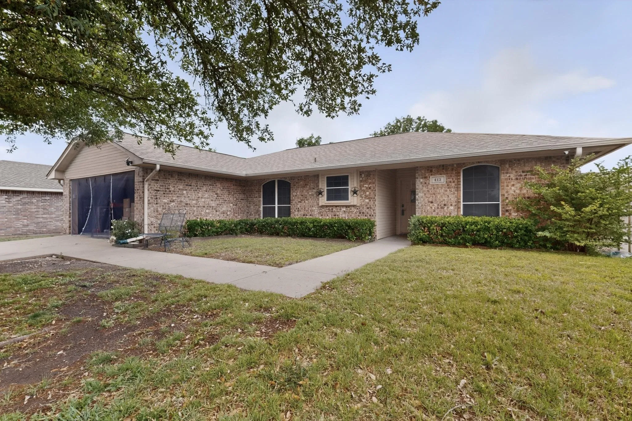 Single Family Residence For Sale in Ellis County , 412 Tara Lane, Red Oak, Texas 75154, 3 Bedroom, 2 Bathroom, 2 Garage spaces, 1,408 Sqft, built in 1997, Preowned, mls#21239492, Real Estate Agent in Red Oak, Homes For Sale in Ellis county, Homes For Sale in Red Oak, Realtor in Red Oak Texas, Real Estate Brokerage Independent Realty Texas, Luminita Cordes Realtor