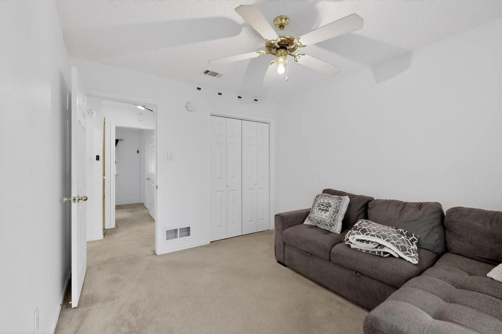 Single Family Residence For Sale in Ellis County , 412 Tara Lane, Red Oak, Texas 75154, 3 Bedroom, 2 Bathroom, 2 Garage spaces, 1,408 Sqft, built in 1997, Preowned, mls#21239492, Real Estate Agent in Red Oak, Homes For Sale in Ellis county, Homes For Sale in Red Oak, Realtor in Red Oak Texas, Real Estate Brokerage Independent Realty Texas, Luminita Cordes Realtor