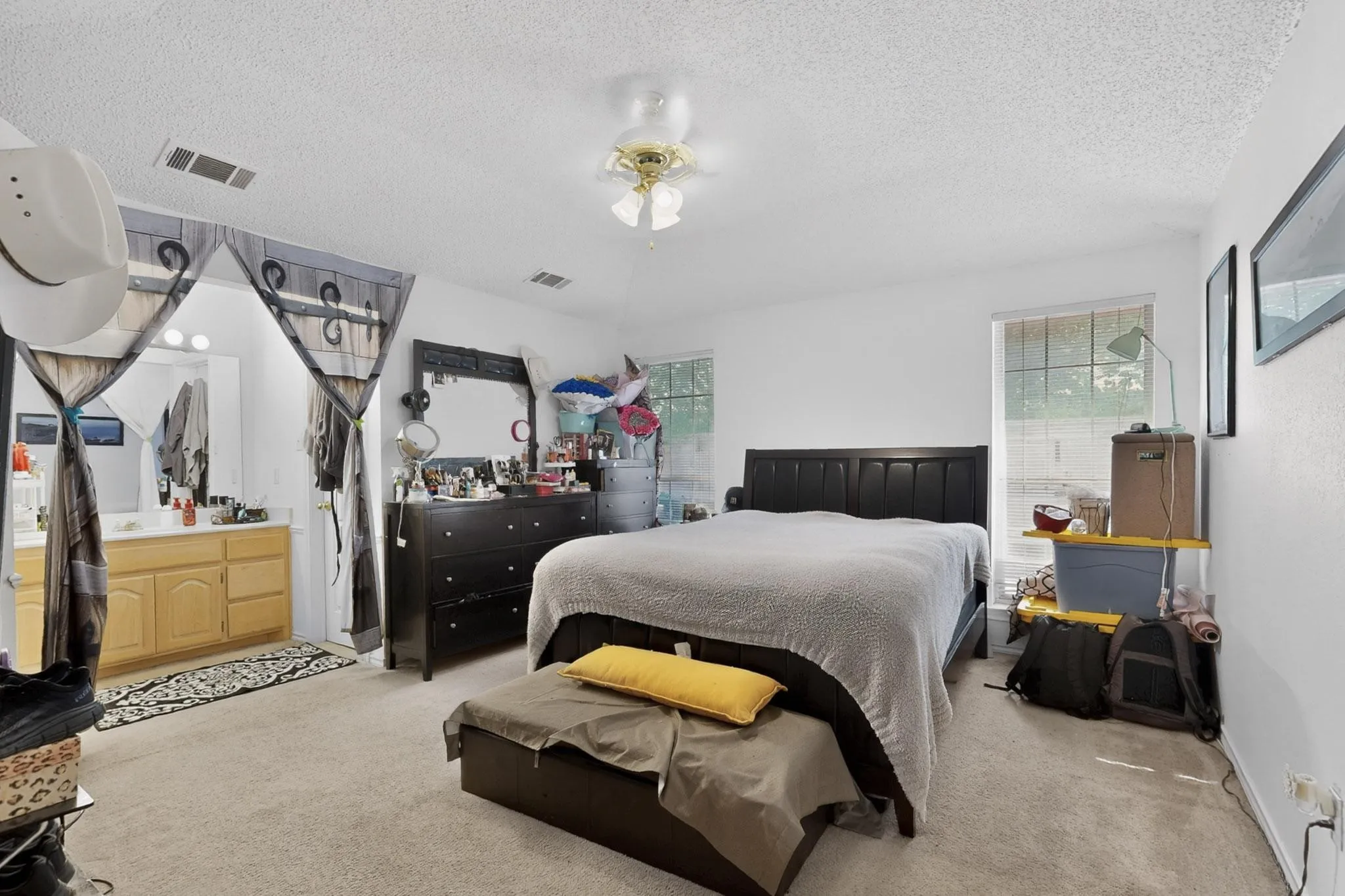 Single Family Residence For Sale in Ellis County , 412 Tara Lane, Red Oak, Texas 75154, 3 Bedroom, 2 Bathroom, 2 Garage spaces, 1,408 Sqft, built in 1997, Preowned, mls#21239492, Real Estate Agent in Red Oak, Homes For Sale in Ellis county, Homes For Sale in Red Oak, Realtor in Red Oak Texas, Real Estate Brokerage Independent Realty Texas, Luminita Cordes Realtor