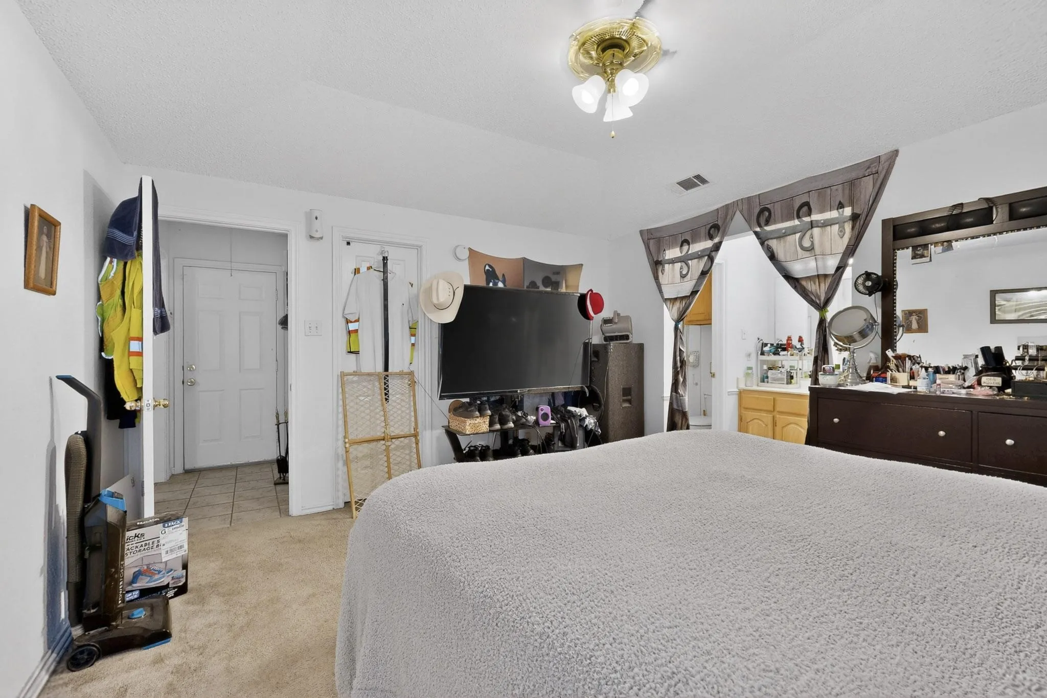 Single Family Residence For Sale in Ellis County , 412 Tara Lane, Red Oak, Texas 75154, 3 Bedroom, 2 Bathroom, 2 Garage spaces, 1,408 Sqft, built in 1997, Preowned, mls#21239492, Real Estate Agent in Red Oak, Homes For Sale in Ellis county, Homes For Sale in Red Oak, Realtor in Red Oak Texas, Real Estate Brokerage Independent Realty Texas, Luminita Cordes Realtor
