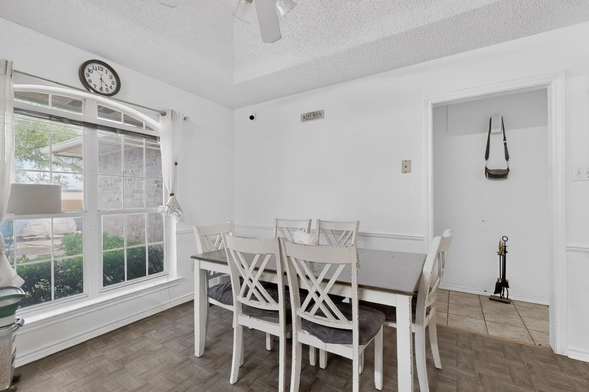 Single Family Residence For Sale in Ellis County , 412 Tara Lane, Red Oak, Texas 75154, 3 Bedroom, 2 Bathroom, 2 Garage spaces, 1,408 Sqft, built in 1997, Preowned, mls#21239492, Real Estate Agent in Red Oak, Homes For Sale in Ellis county, Homes For Sale in Red Oak, Realtor in Red Oak Texas, Real Estate Brokerage Independent Realty Texas, Luminita Cordes Realtor