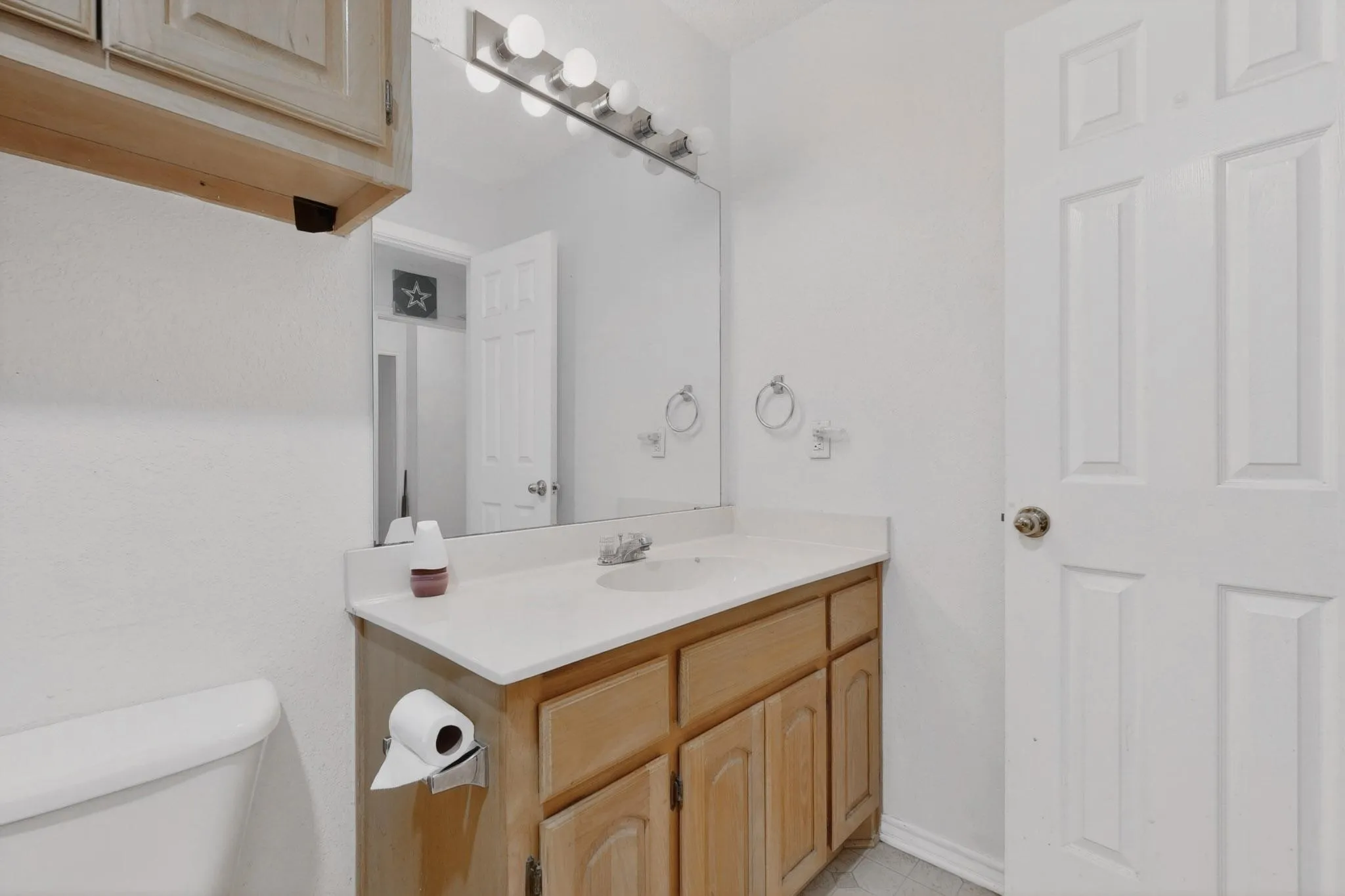 Single Family Residence For Sale in Ellis County , 412 Tara Lane, Red Oak, Texas 75154, 3 Bedroom, 2 Bathroom, 2 Garage spaces, 1,408 Sqft, built in 1997, Preowned, mls#21239492, Real Estate Agent in Red Oak, Homes For Sale in Ellis county, Homes For Sale in Red Oak, Realtor in Red Oak Texas, Real Estate Brokerage Independent Realty Texas, Luminita Cordes Realtor