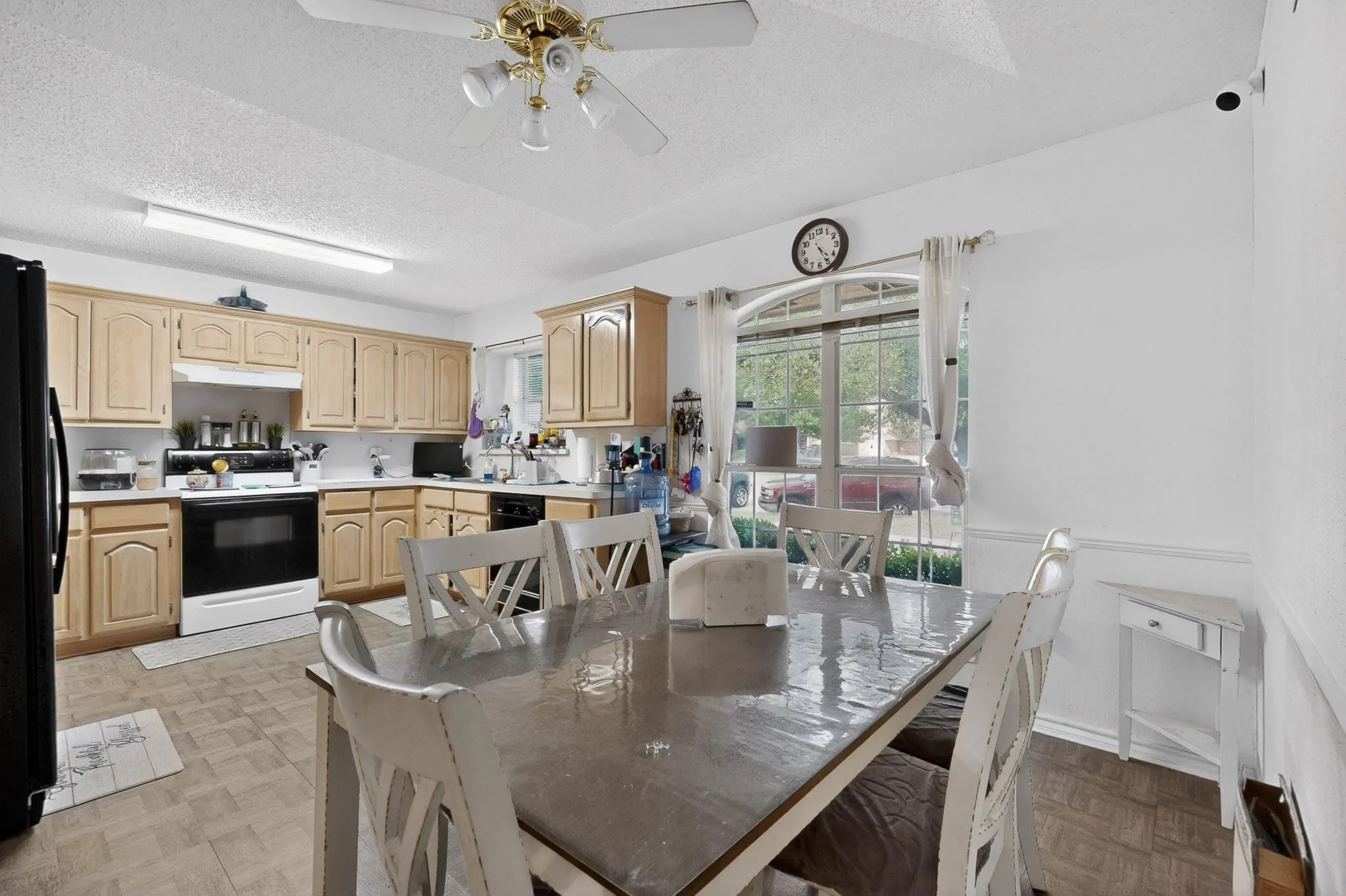 Single Family Residence For Sale in Ellis County , 412 Tara Lane, Red Oak, Texas 75154, 3 Bedroom, 2 Bathroom, 2 Garage spaces, 1,408 Sqft, built in 1997, Preowned, mls#21239492, Real Estate Agent in Red Oak, Homes For Sale in Ellis county, Homes For Sale in Red Oak, Realtor in Red Oak Texas, Real Estate Brokerage Independent Realty Texas, Luminita Cordes Realtor