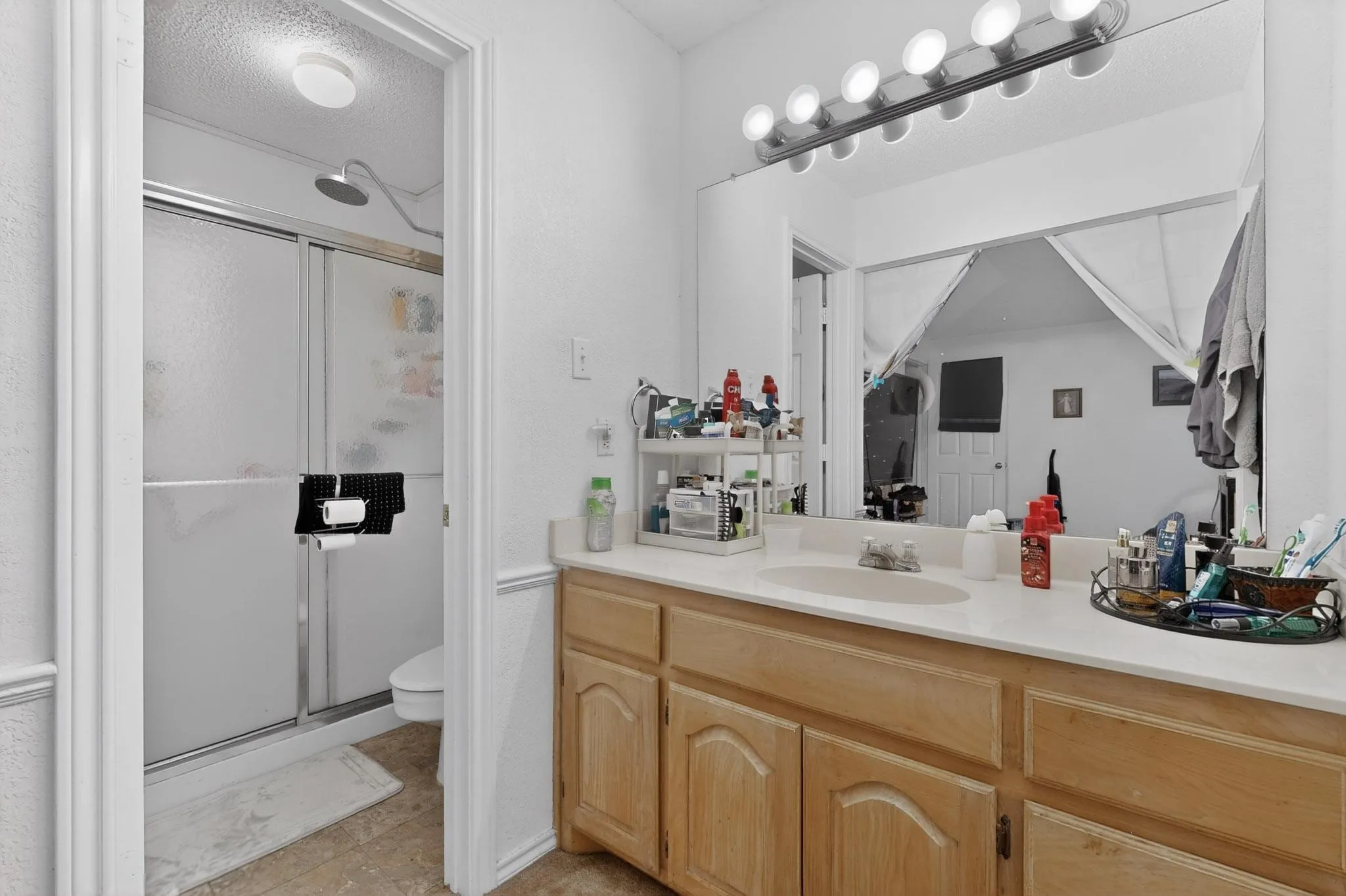 Single Family Residence For Sale in Ellis County , 412 Tara Lane, Red Oak, Texas 75154, 3 Bedroom, 2 Bathroom, 2 Garage spaces, 1,408 Sqft, built in 1997, Preowned, mls#21239492, Real Estate Agent in Red Oak, Homes For Sale in Ellis county, Homes For Sale in Red Oak, Realtor in Red Oak Texas, Real Estate Brokerage Independent Realty Texas, Luminita Cordes Realtor