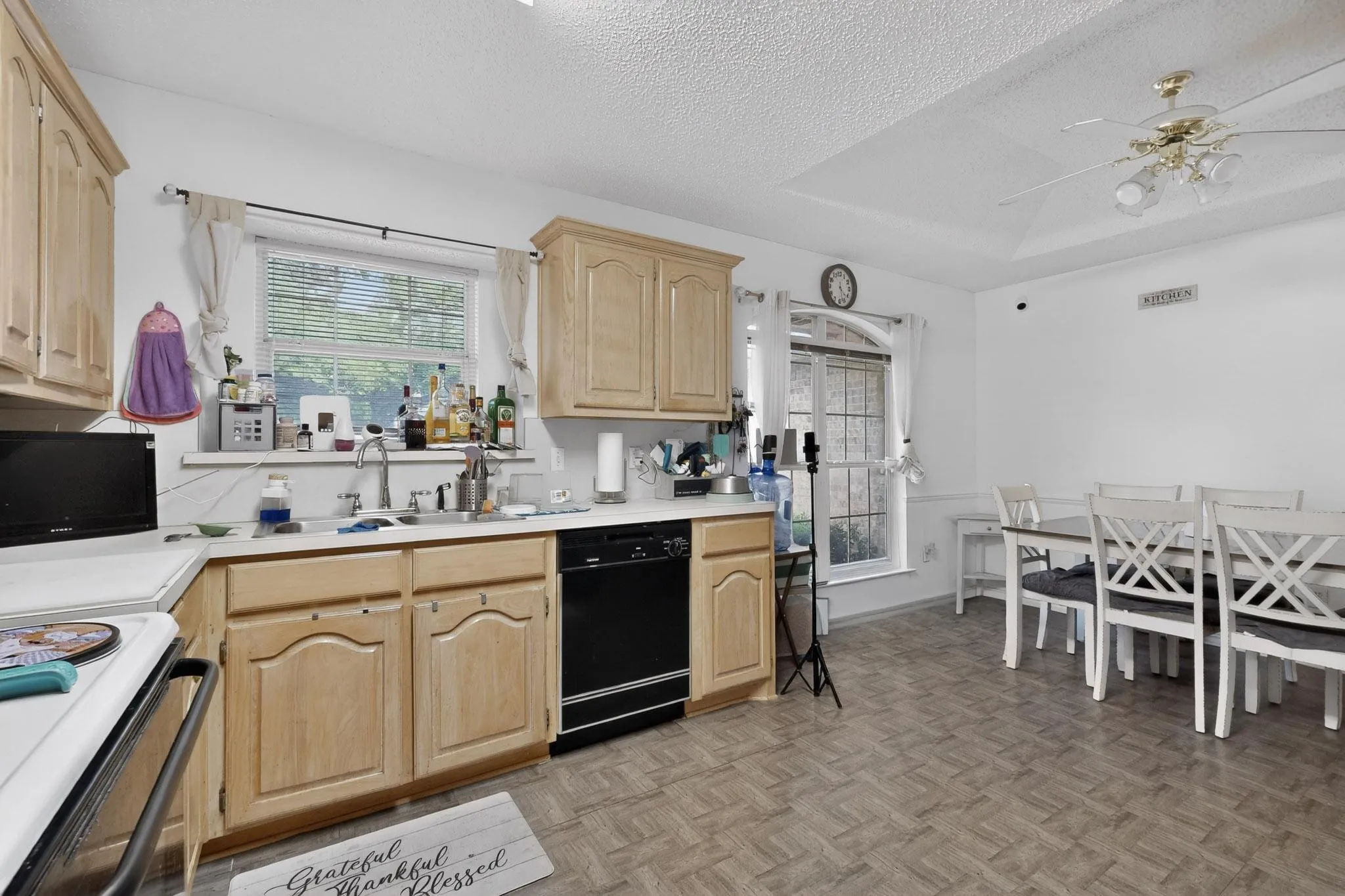 Single Family Residence For Sale in Ellis County , 412 Tara Lane, Red Oak, Texas 75154, 3 Bedroom, 2 Bathroom, 2 Garage spaces, 1,408 Sqft, built in 1997, Preowned, mls#21239492, Real Estate Agent in Red Oak, Homes For Sale in Ellis county, Homes For Sale in Red Oak, Realtor in Red Oak Texas, Real Estate Brokerage Independent Realty Texas, Luminita Cordes Realtor