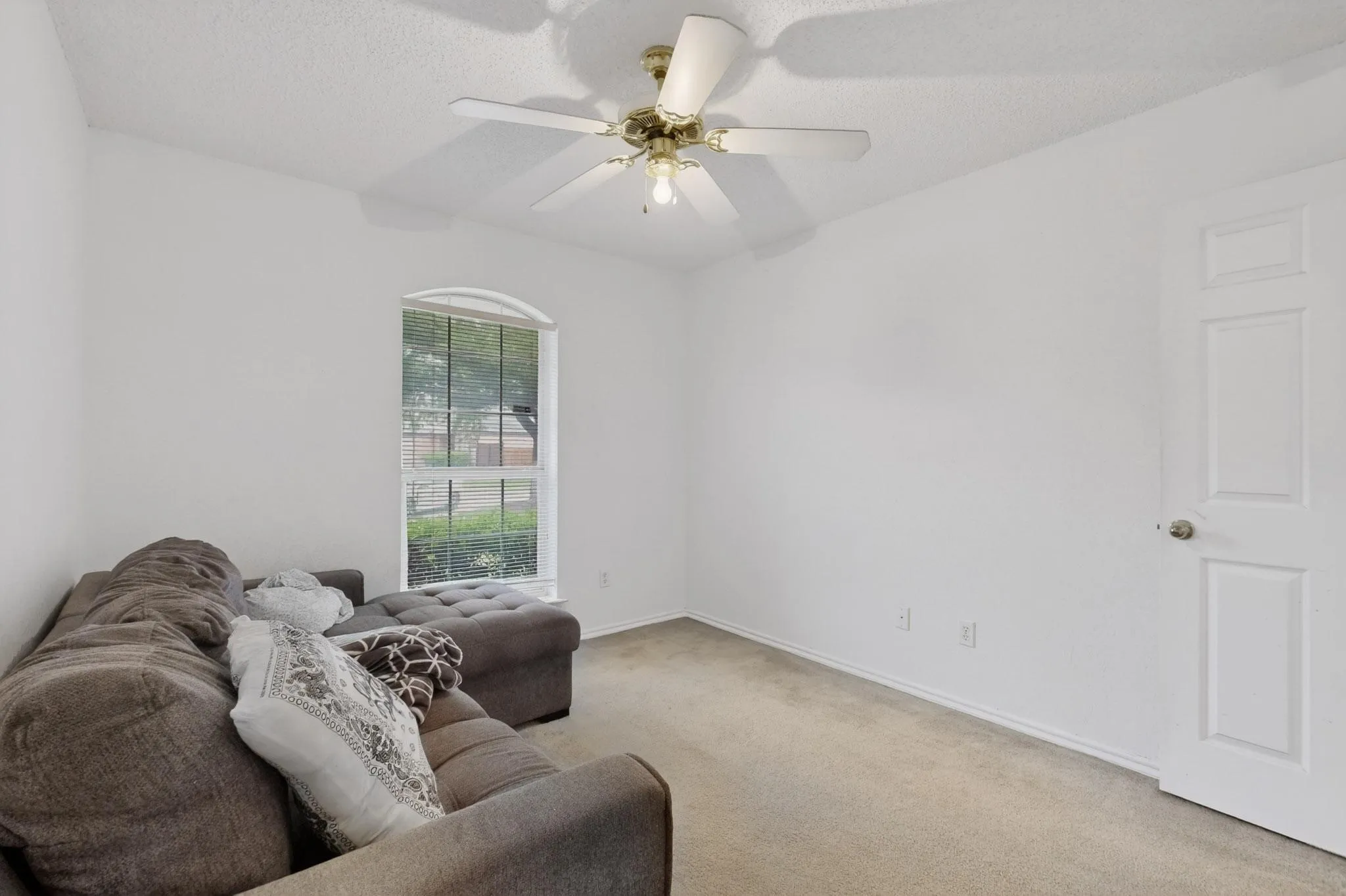 Single Family Residence For Sale in Ellis County , 412 Tara Lane, Red Oak, Texas 75154, 3 Bedroom, 2 Bathroom, 2 Garage spaces, 1,408 Sqft, built in 1997, Preowned, mls#21239492, Real Estate Agent in Red Oak, Homes For Sale in Ellis county, Homes For Sale in Red Oak, Realtor in Red Oak Texas, Real Estate Brokerage Independent Realty Texas, Luminita Cordes Realtor