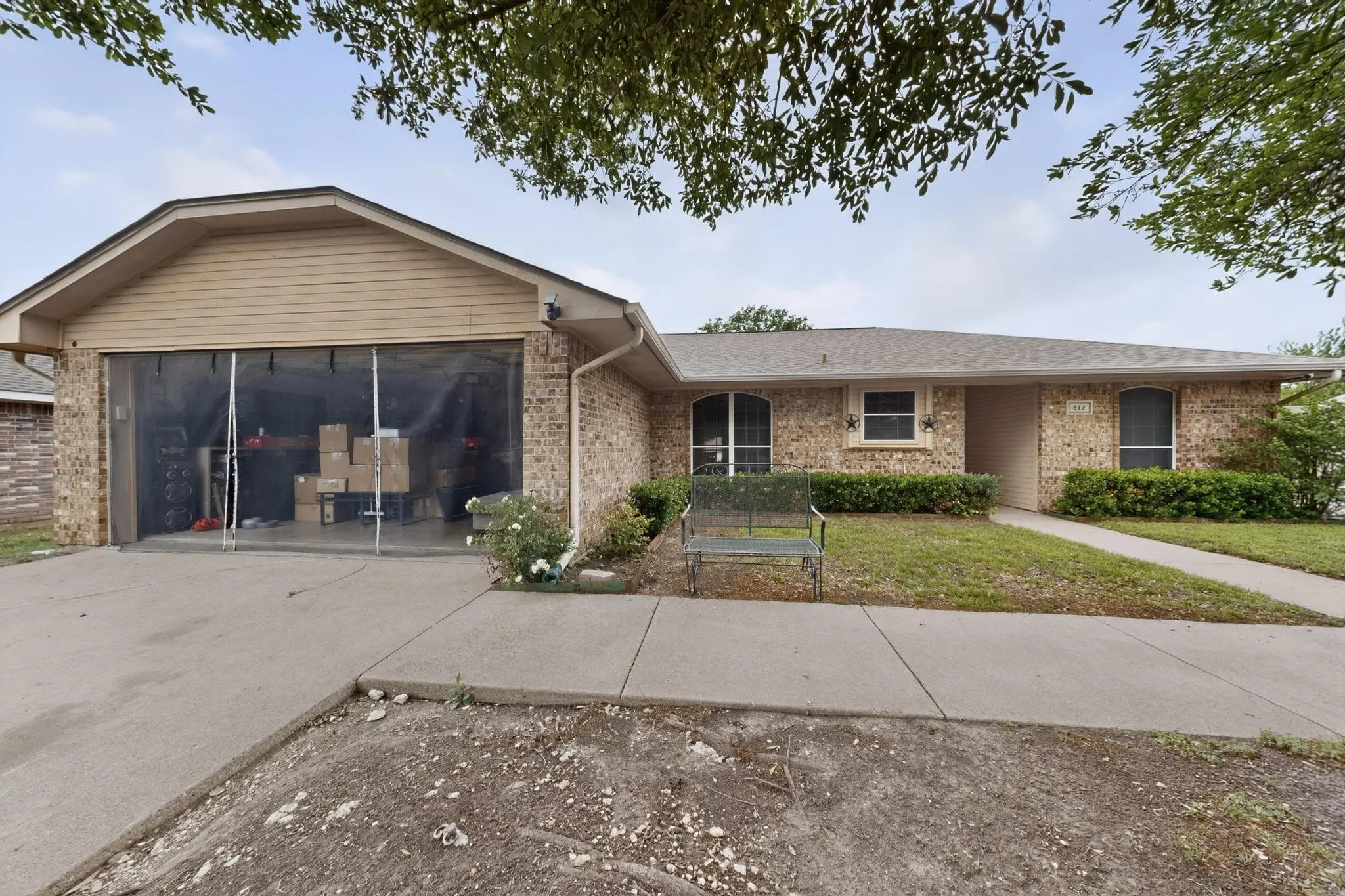 Single Family Residence For Sale in Ellis County , 412 Tara Lane, Red Oak, Texas 75154, 3 Bedroom, 2 Bathroom, 2 Garage spaces, 1,408 Sqft, built in 1997, Preowned, mls#21239492, Real Estate Agent in Red Oak, Homes For Sale in Ellis county, Homes For Sale in Red Oak, Realtor in Red Oak Texas, Real Estate Brokerage Independent Realty Texas, Luminita Cordes Realtor
