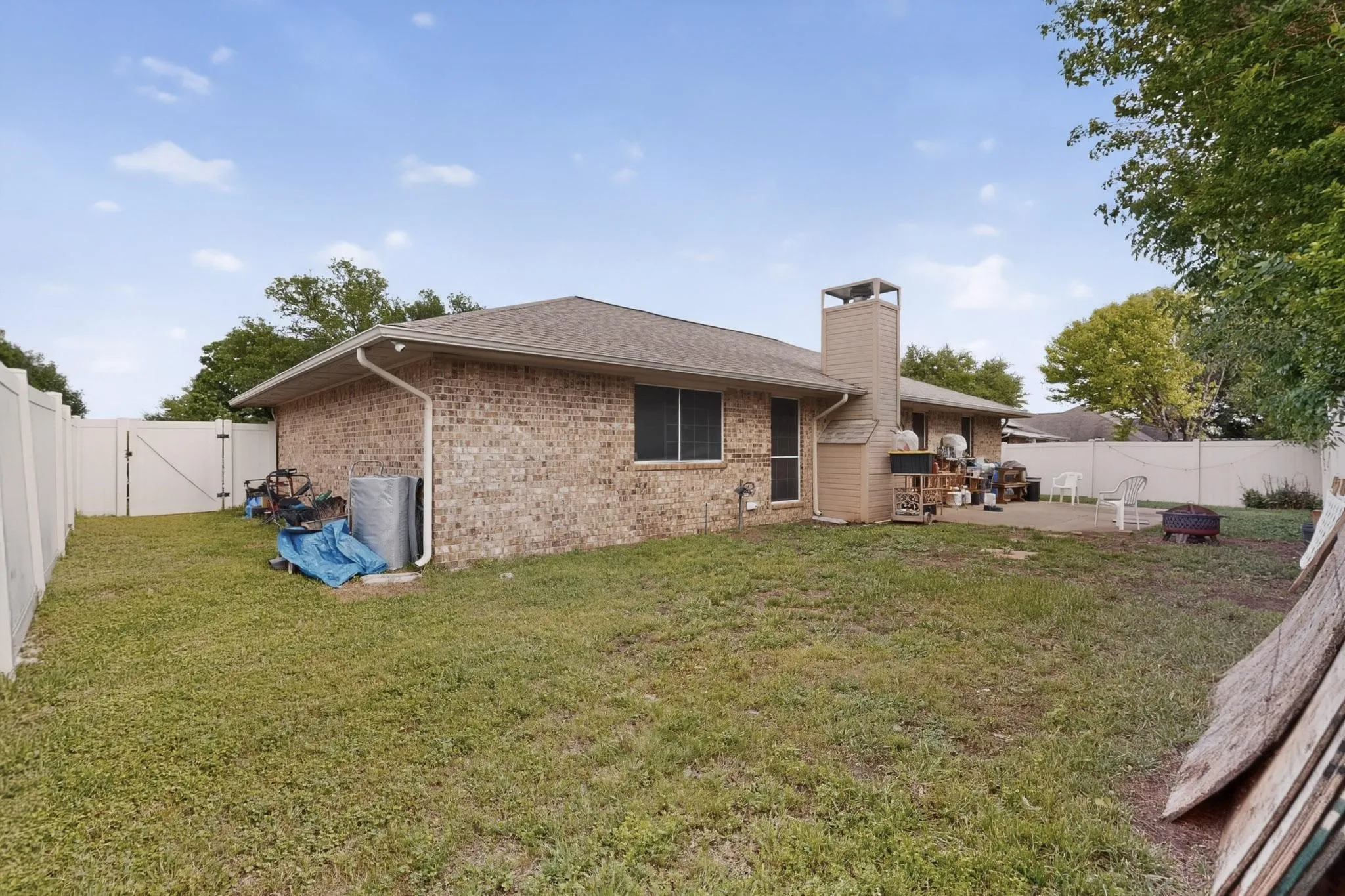 Single Family Residence For Sale in Ellis County , 412 Tara Lane, Red Oak, Texas 75154, 3 Bedroom, 2 Bathroom, 2 Garage spaces, 1,408 Sqft, built in 1997, Preowned, mls#21239492, Real Estate Agent in Red Oak, Homes For Sale in Ellis county, Homes For Sale in Red Oak, Realtor in Red Oak Texas, Real Estate Brokerage Independent Realty Texas, Luminita Cordes Realtor