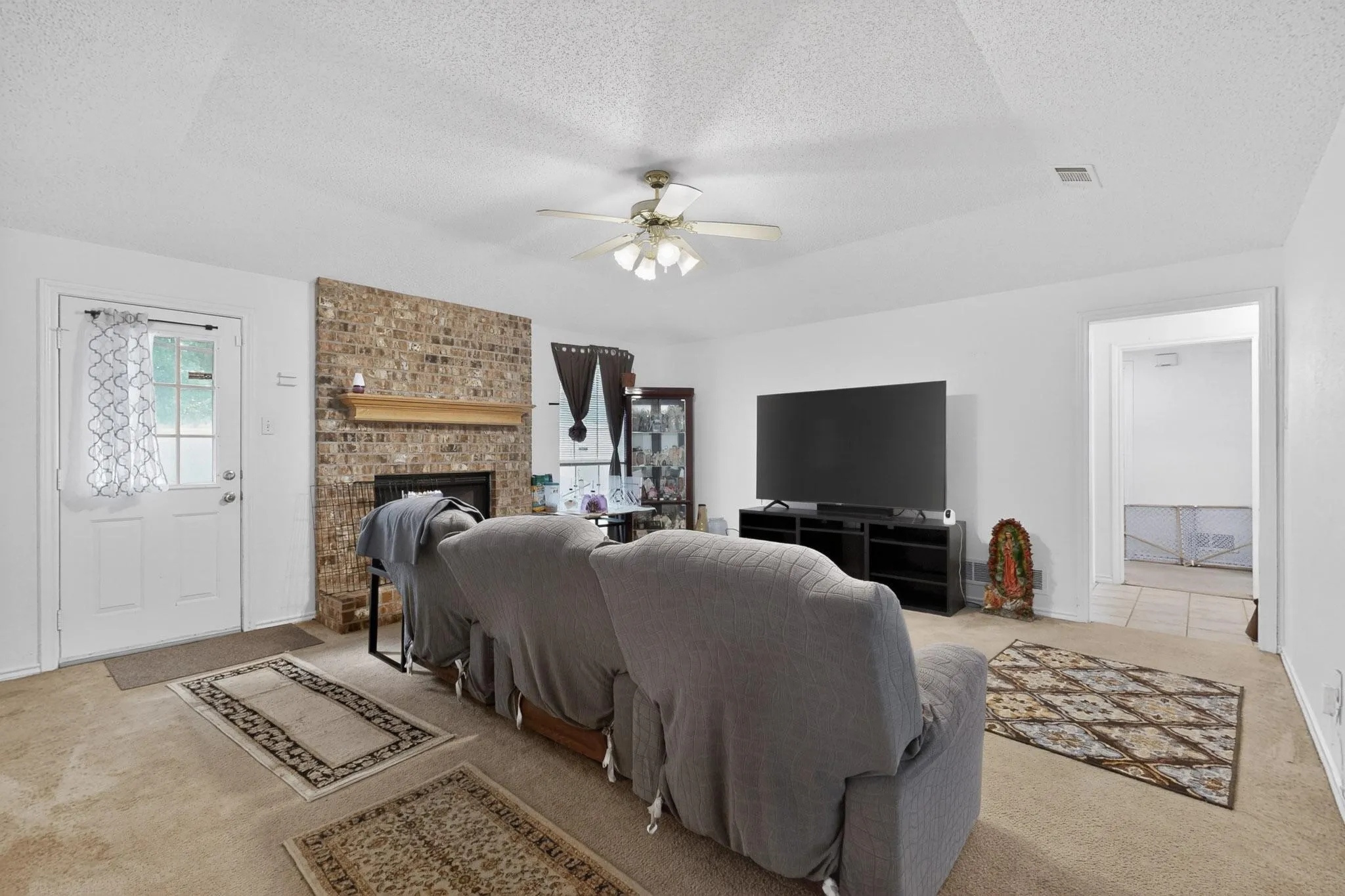 Single Family Residence For Sale in Ellis County , 412 Tara Lane, Red Oak, Texas 75154, 3 Bedroom, 2 Bathroom, 2 Garage spaces, 1,408 Sqft, built in 1997, Preowned, mls#21239492, Real Estate Agent in Red Oak, Homes For Sale in Ellis county, Homes For Sale in Red Oak, Realtor in Red Oak Texas, Real Estate Brokerage Independent Realty Texas, Luminita Cordes Realtor