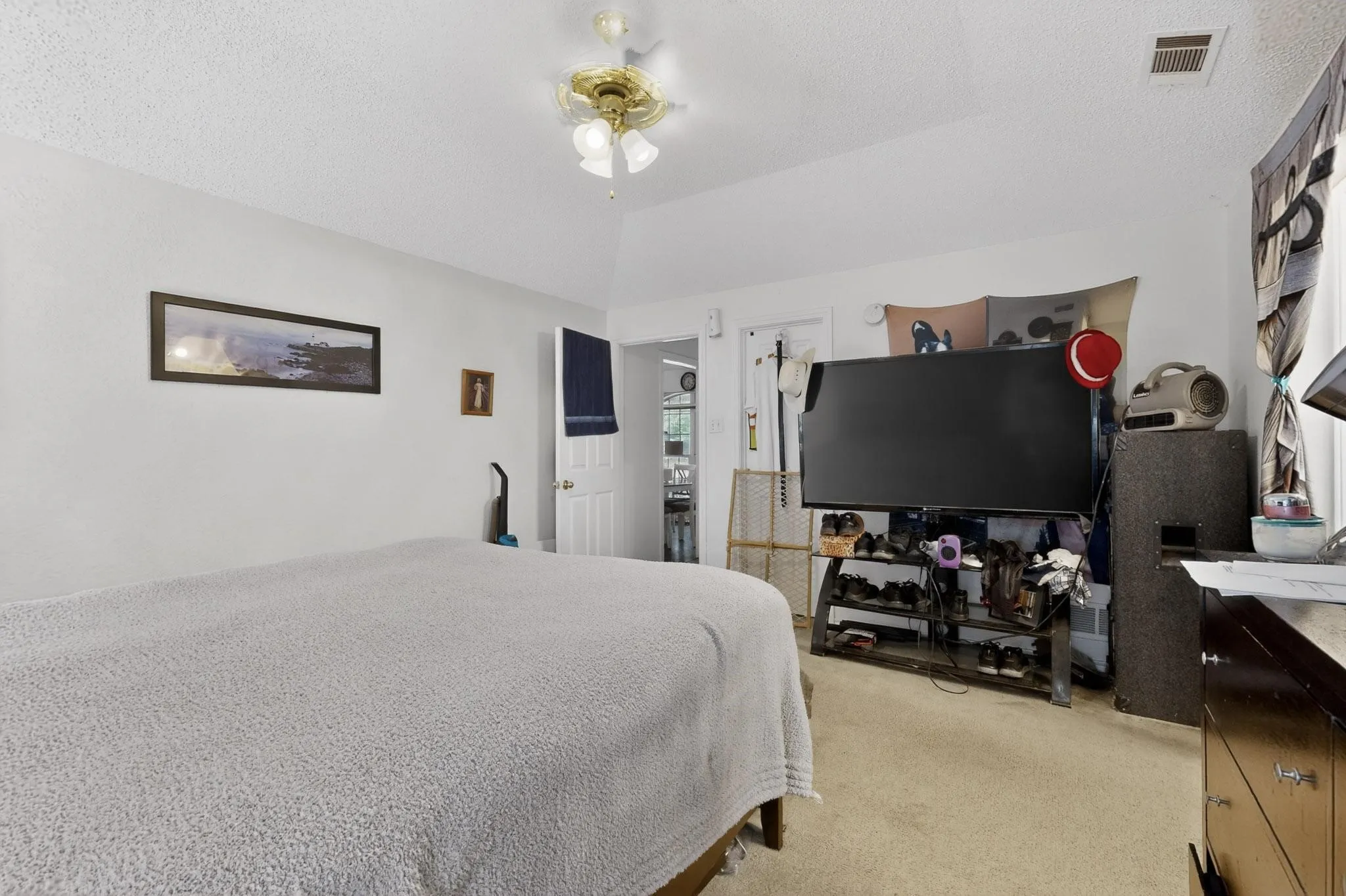 Single Family Residence For Sale in Ellis County , 412 Tara Lane, Red Oak, Texas 75154, 3 Bedroom, 2 Bathroom, 2 Garage spaces, 1,408 Sqft, built in 1997, Preowned, mls#21239492, Real Estate Agent in Red Oak, Homes For Sale in Ellis county, Homes For Sale in Red Oak, Realtor in Red Oak Texas, Real Estate Brokerage Independent Realty Texas, Luminita Cordes Realtor