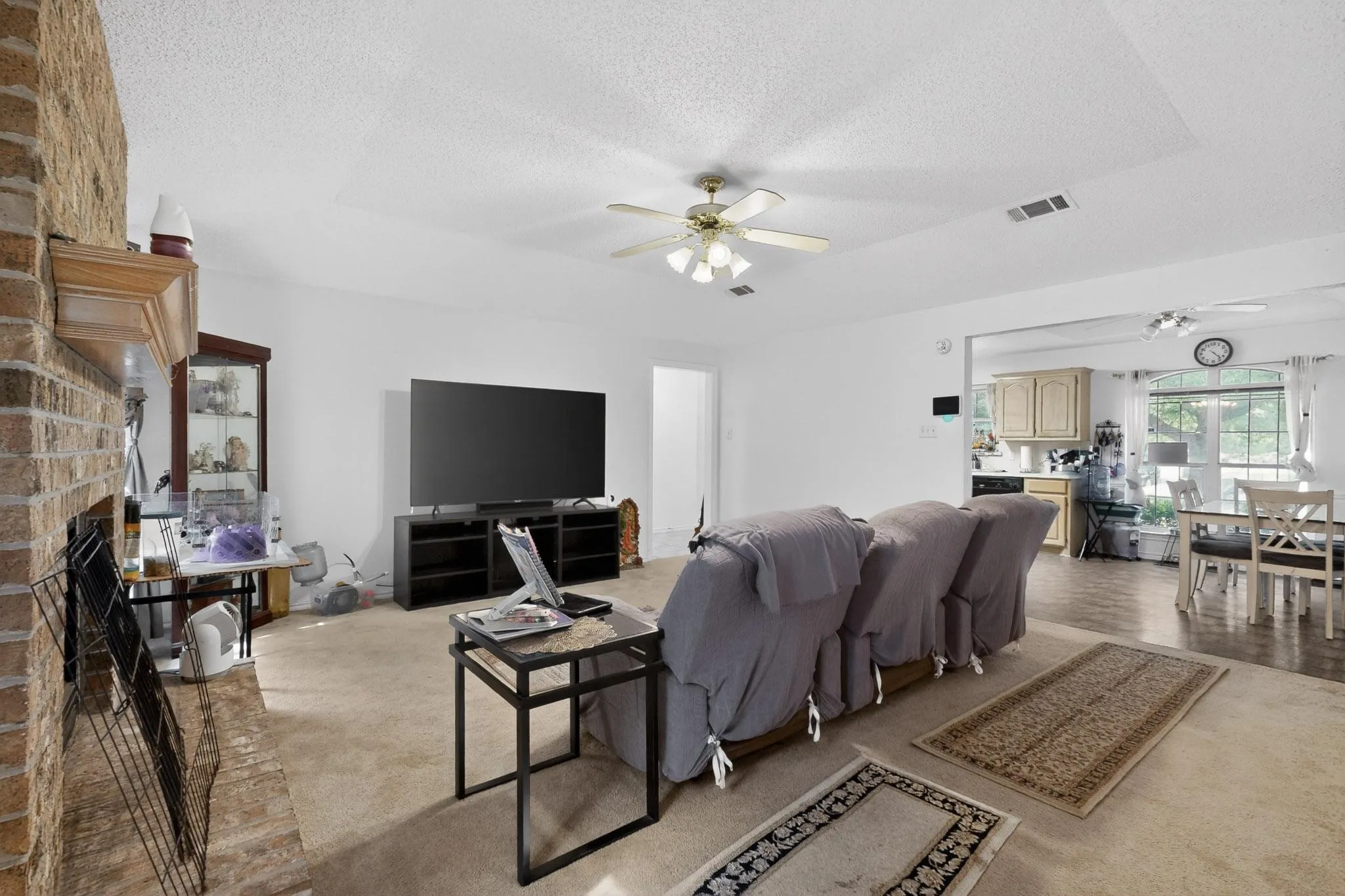 Single Family Residence For Sale in Ellis County , 412 Tara Lane, Red Oak, Texas 75154, 3 Bedroom, 2 Bathroom, 2 Garage spaces, 1,408 Sqft, built in 1997, Preowned, mls#21239492, Real Estate Agent in Red Oak, Homes For Sale in Ellis county, Homes For Sale in Red Oak, Realtor in Red Oak Texas, Real Estate Brokerage Independent Realty Texas, Luminita Cordes Realtor