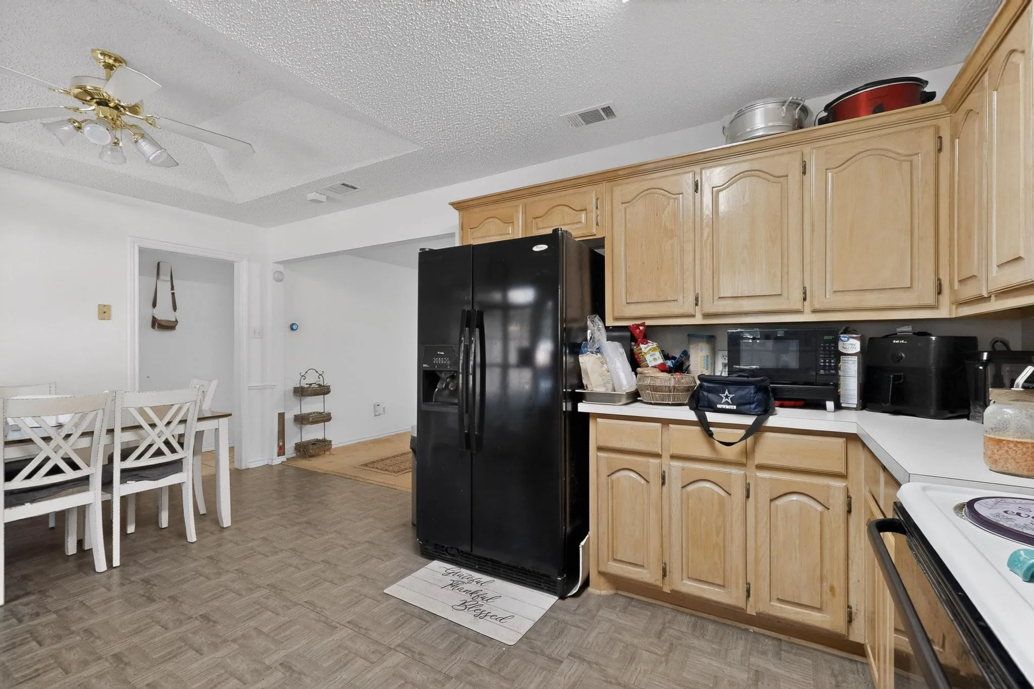 Single Family Residence For Sale in Ellis County , 412 Tara Lane, Red Oak, Texas 75154, 3 Bedroom, 2 Bathroom, 2 Garage spaces, 1,408 Sqft, built in 1997, Preowned, mls#21239492, Real Estate Agent in Red Oak, Homes For Sale in Ellis county, Homes For Sale in Red Oak, Realtor in Red Oak Texas, Real Estate Brokerage Independent Realty Texas, Luminita Cordes Realtor