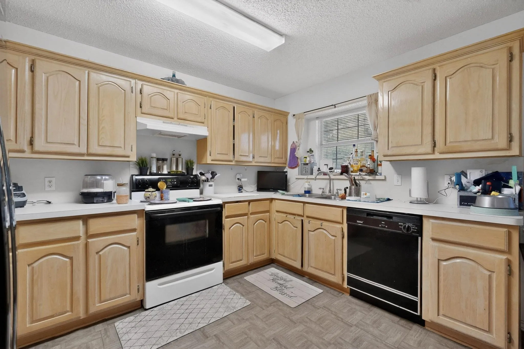 Single Family Residence For Sale in Ellis County , 412 Tara Lane, Red Oak, Texas 75154, 3 Bedroom, 2 Bathroom, 2 Garage spaces, 1,408 Sqft, built in 1997, Preowned, mls#21239492, Real Estate Agent in Red Oak, Homes For Sale in Ellis county, Homes For Sale in Red Oak, Realtor in Red Oak Texas, Real Estate Brokerage Independent Realty Texas, Luminita Cordes Realtor