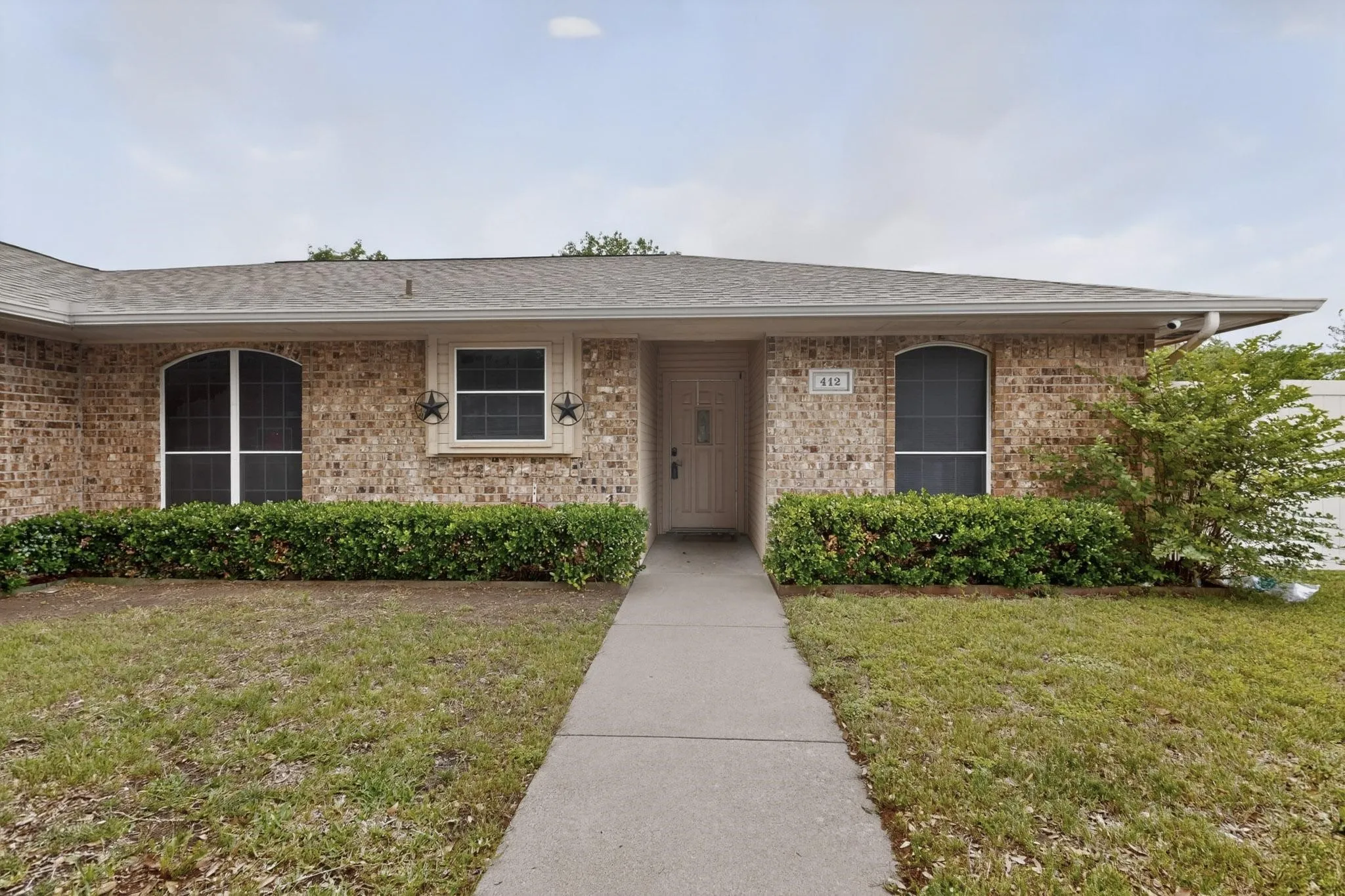 Single Family Residence For Sale in Ellis County , 412 Tara Lane, Red Oak, Texas 75154, 3 Bedroom, 2 Bathroom, 2 Garage spaces, 1,408 Sqft, built in 1997, Preowned, mls#21239492, Real Estate Agent in Red Oak, Homes For Sale in Ellis county, Homes For Sale in Red Oak, Realtor in Red Oak Texas, Real Estate Brokerage Independent Realty Texas, Luminita Cordes Realtor