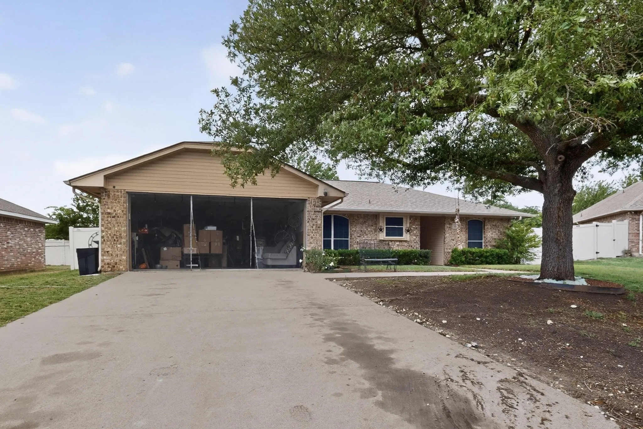 Single Family Residence For Sale in Ellis County , 412 Tara Lane, Red Oak, Texas 75154, 3 Bedroom, 2 Bathroom, 2 Garage spaces, 1,408 Sqft, built in 1997, Preowned, mls#21239492, Real Estate Agent in Red Oak, Homes For Sale in Ellis county, Homes For Sale in Red Oak, Realtor in Red Oak Texas, Real Estate Brokerage Independent Realty Texas, Luminita Cordes Realtor