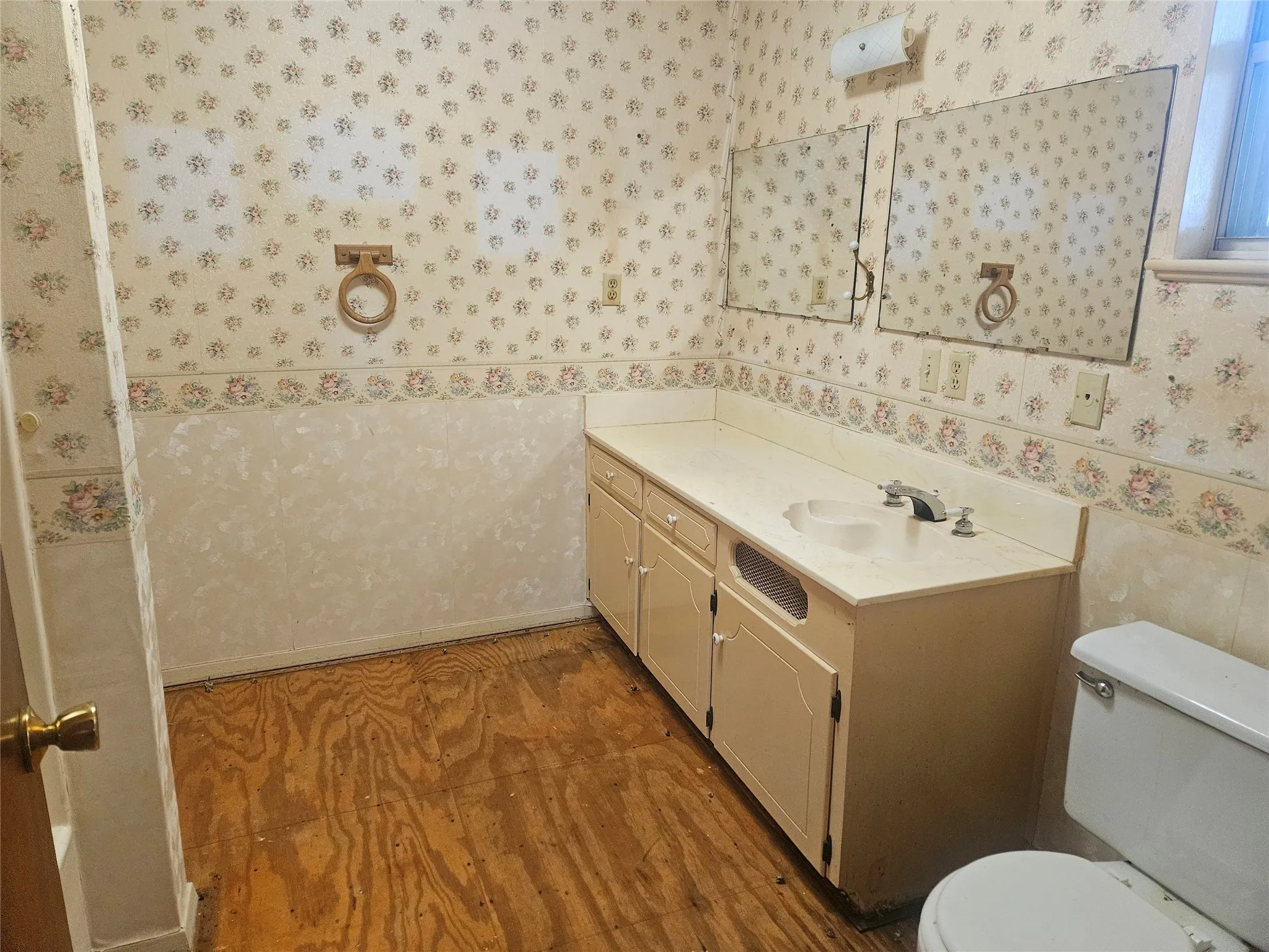 Single Family Residence For Sale in Johnson County , 2620 County Road 531, Burleson, Texas 76028, 2 Bedroom, 2 Bathroom, 4 Garage spaces, 1,838 Sqft, built in 1977, Preowned, mls#21242058, Real Estate Agent in Burleson, Homes For Sale in Johnson county, Homes For Sale in Burleson, Realtor in Burleson Texas, Real Estate Brokerage Independent Realty Texas, Luminita Cordes Realtor