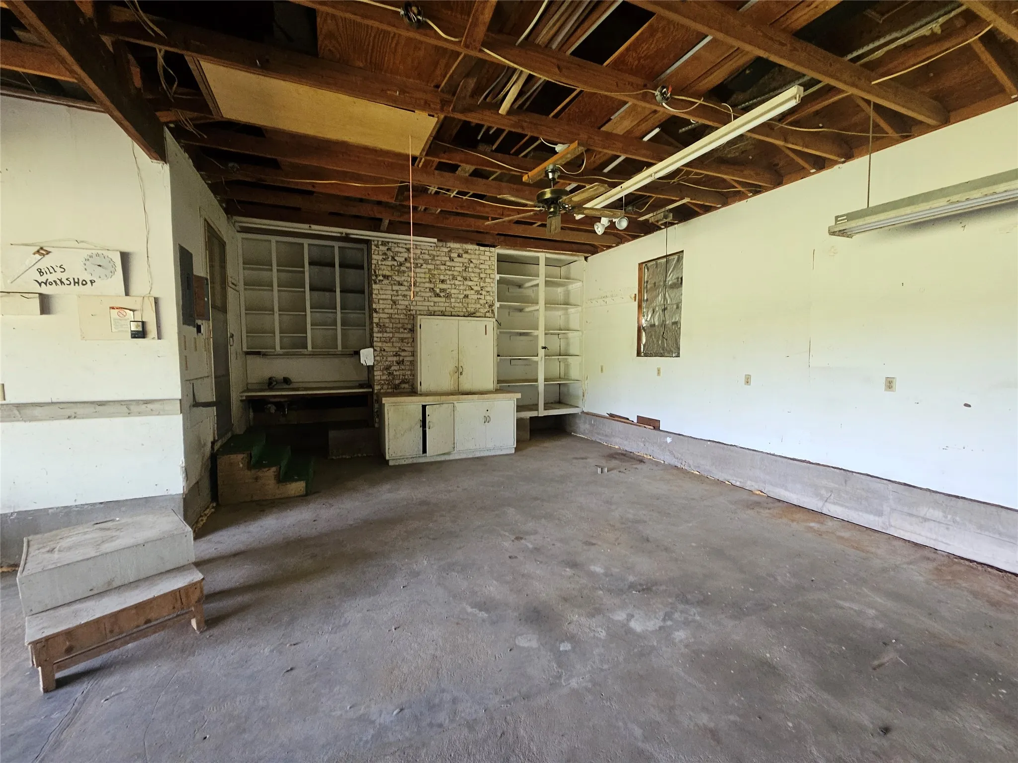 Single Family Residence For Sale in Johnson County , 2620 County Road 531, Burleson, Texas 76028, 2 Bedroom, 2 Bathroom, 4 Garage spaces, 1,838 Sqft, built in 1977, Preowned, mls#21242058, Real Estate Agent in Burleson, Homes For Sale in Johnson county, Homes For Sale in Burleson, Realtor in Burleson Texas, Real Estate Brokerage Independent Realty Texas, Luminita Cordes Realtor