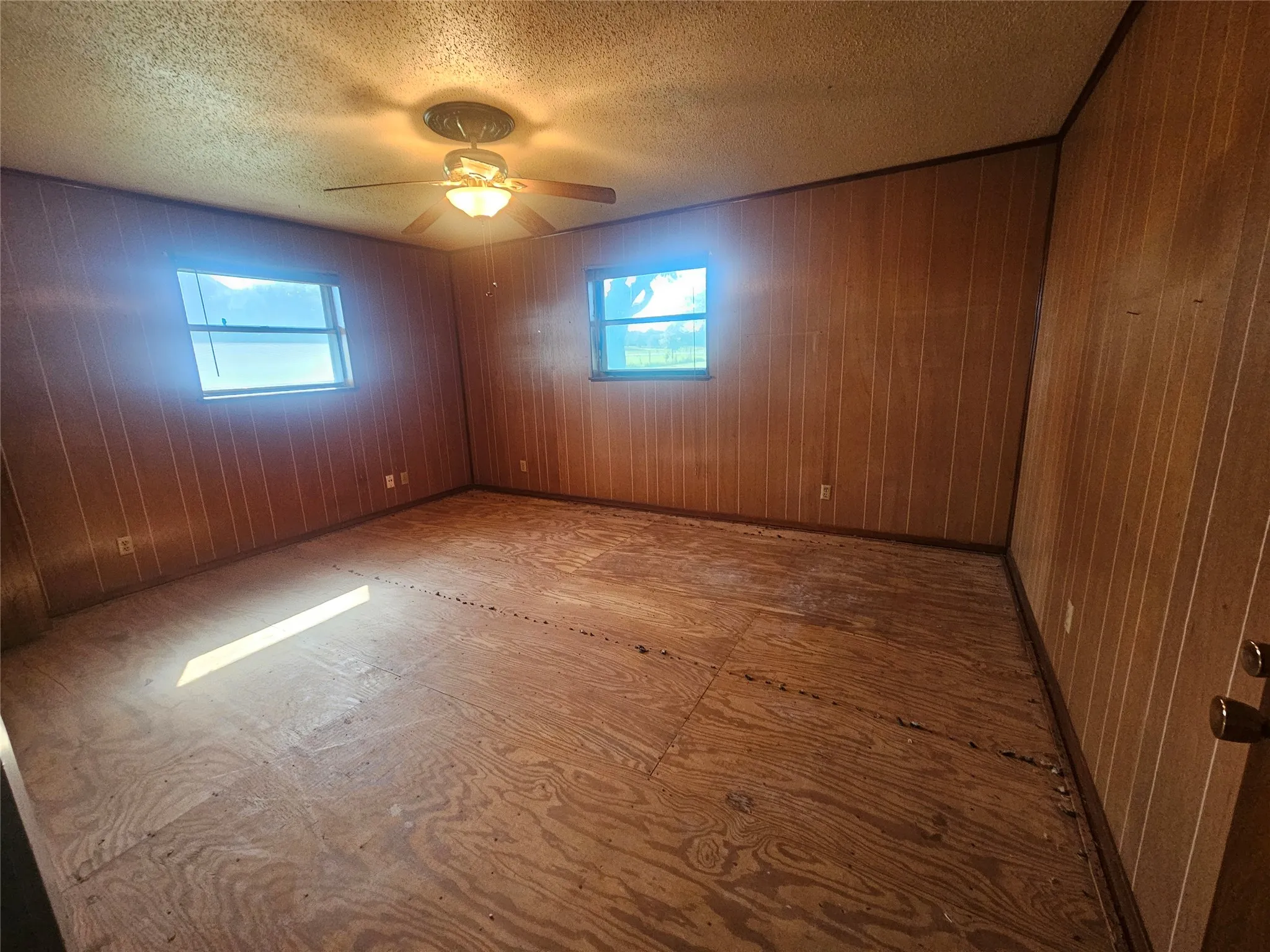 Single Family Residence For Sale in Johnson County , 2620 County Road 531, Burleson, Texas 76028, 2 Bedroom, 2 Bathroom, 4 Garage spaces, 1,838 Sqft, built in 1977, Preowned, mls#21242058, Real Estate Agent in Burleson, Homes For Sale in Johnson county, Homes For Sale in Burleson, Realtor in Burleson Texas, Real Estate Brokerage Independent Realty Texas, Luminita Cordes Realtor