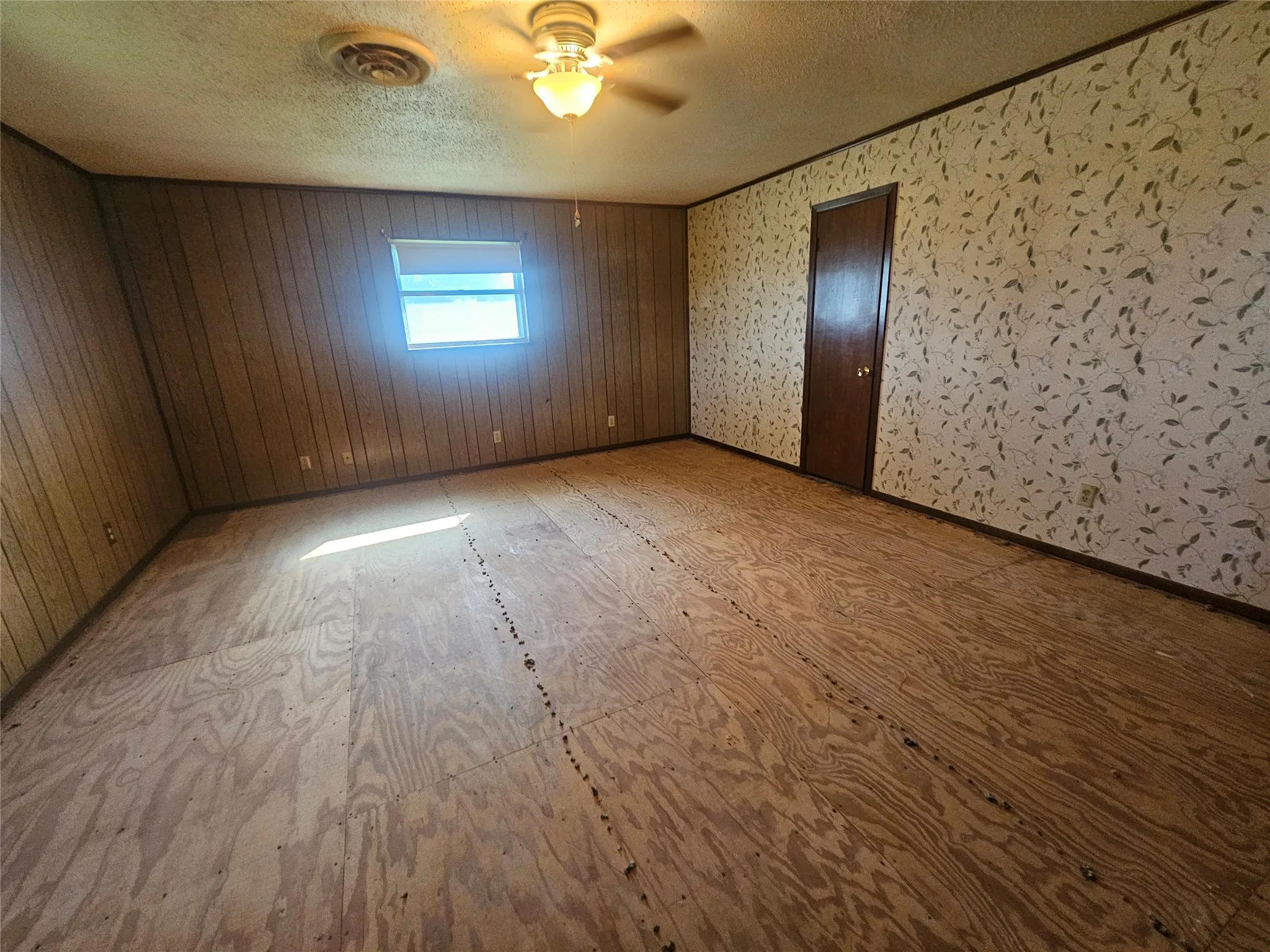 Single Family Residence For Sale in Johnson County , 2620 County Road 531, Burleson, Texas 76028, 2 Bedroom, 2 Bathroom, 4 Garage spaces, 1,838 Sqft, built in 1977, Preowned, mls#21242058, Real Estate Agent in Burleson, Homes For Sale in Johnson county, Homes For Sale in Burleson, Realtor in Burleson Texas, Real Estate Brokerage Independent Realty Texas, Luminita Cordes Realtor