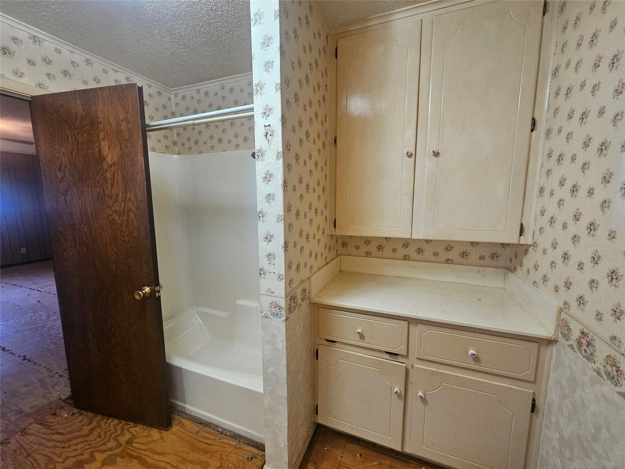 Single Family Residence For Sale in Johnson County , 2620 County Road 531, Burleson, Texas 76028, 2 Bedroom, 2 Bathroom, 4 Garage spaces, 1,838 Sqft, built in 1977, Preowned, mls#21242058, Real Estate Agent in Burleson, Homes For Sale in Johnson county, Homes For Sale in Burleson, Realtor in Burleson Texas, Real Estate Brokerage Independent Realty Texas, Luminita Cordes Realtor