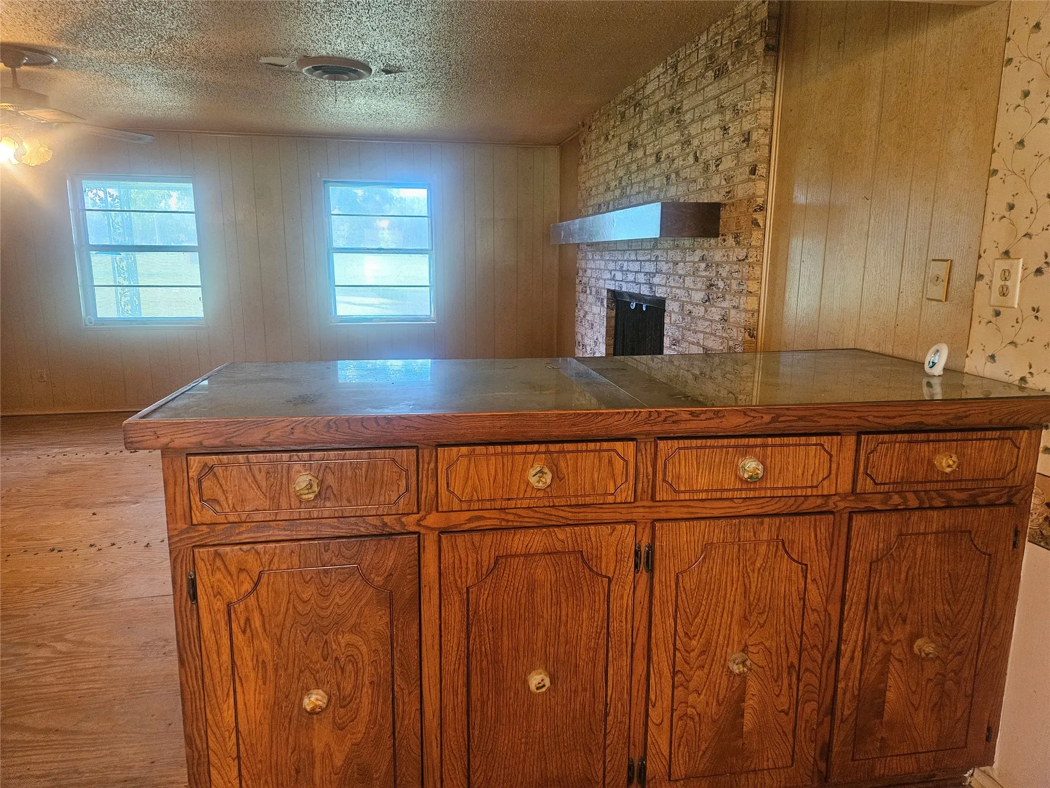 Single Family Residence For Sale in Johnson County , 2620 County Road 531, Burleson, Texas 76028, 2 Bedroom, 2 Bathroom, 4 Garage spaces, 1,838 Sqft, built in 1977, Preowned, mls#21242058, Real Estate Agent in Burleson, Homes For Sale in Johnson county, Homes For Sale in Burleson, Realtor in Burleson Texas, Real Estate Brokerage Independent Realty Texas, Luminita Cordes Realtor