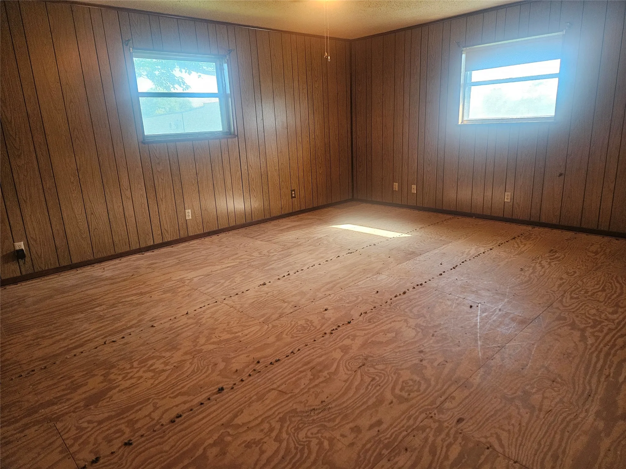 Single Family Residence For Sale in Johnson County , 2620 County Road 531, Burleson, Texas 76028, 2 Bedroom, 2 Bathroom, 4 Garage spaces, 1,838 Sqft, built in 1977, Preowned, mls#21242058, Real Estate Agent in Burleson, Homes For Sale in Johnson county, Homes For Sale in Burleson, Realtor in Burleson Texas, Real Estate Brokerage Independent Realty Texas, Luminita Cordes Realtor