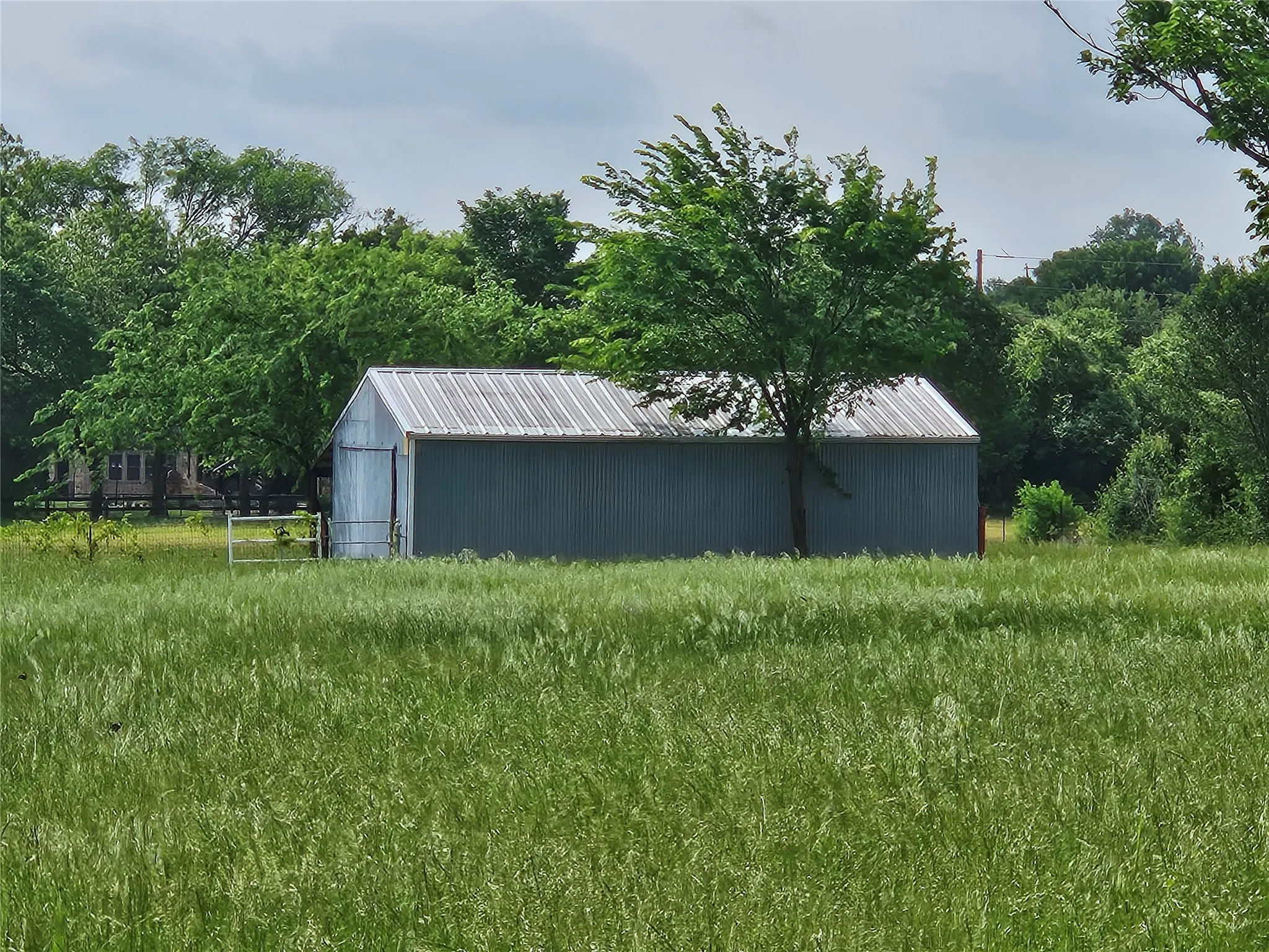currently an open barn, could be completely closed in