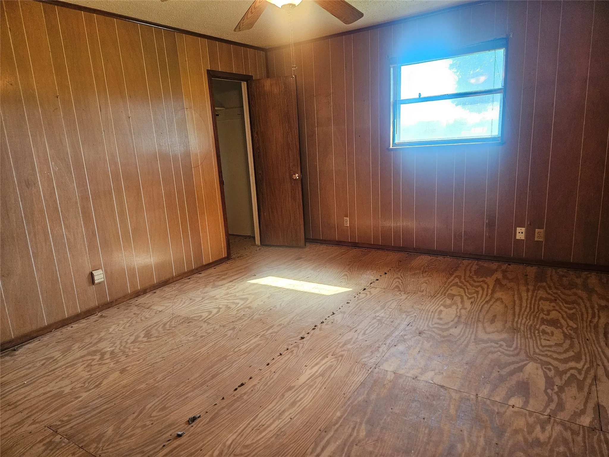 Single Family Residence For Sale in Johnson County , 2620 County Road 531, Burleson, Texas 76028, 2 Bedroom, 2 Bathroom, 4 Garage spaces, 1,838 Sqft, built in 1977, Preowned, mls#21242058, Real Estate Agent in Burleson, Homes For Sale in Johnson county, Homes For Sale in Burleson, Realtor in Burleson Texas, Real Estate Brokerage Independent Realty Texas, Luminita Cordes Realtor