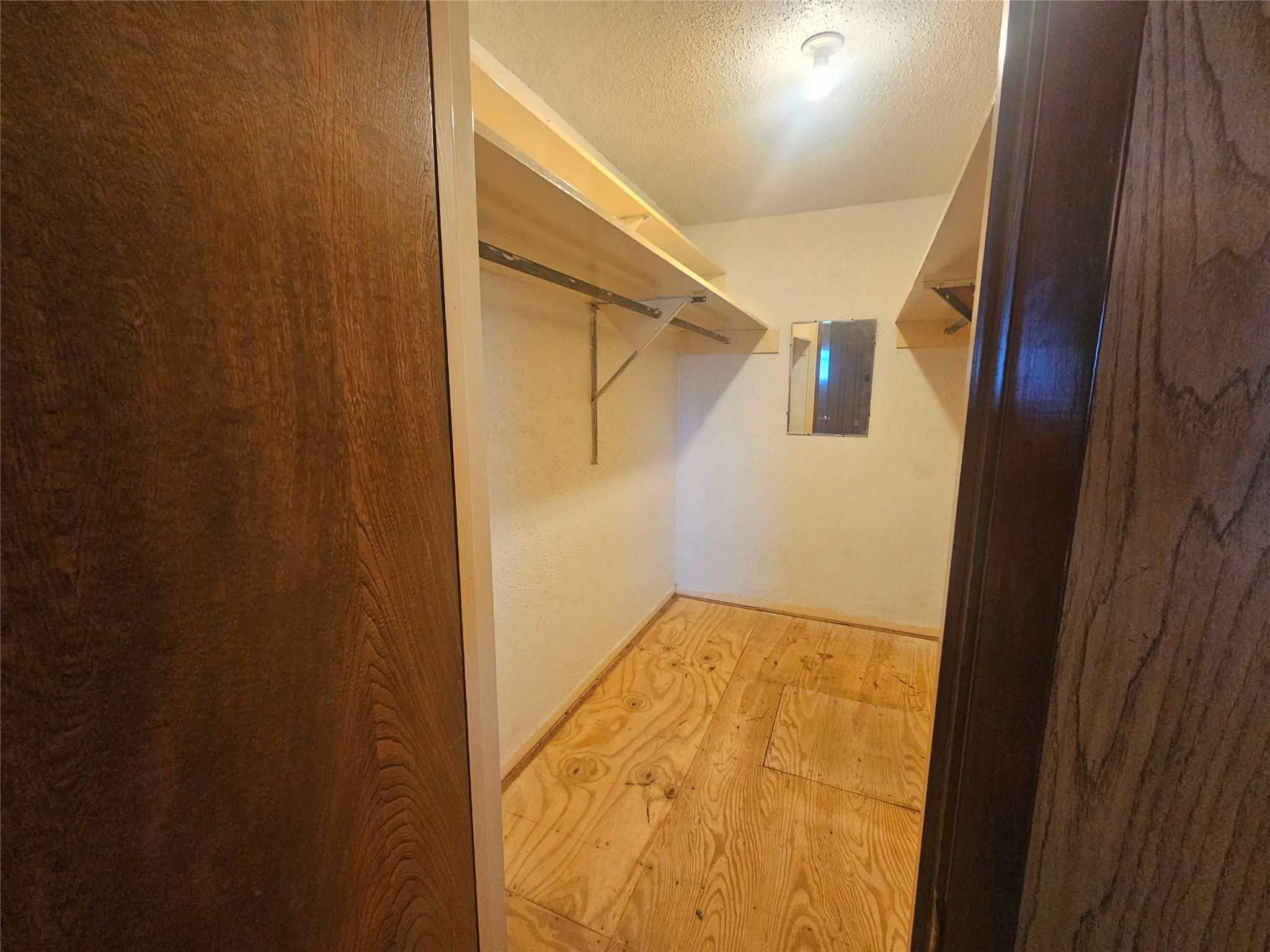 Single Family Residence For Sale in Johnson County , 2620 County Road 531, Burleson, Texas 76028, 2 Bedroom, 2 Bathroom, 4 Garage spaces, 1,838 Sqft, built in 1977, Preowned, mls#21242058, Real Estate Agent in Burleson, Homes For Sale in Johnson county, Homes For Sale in Burleson, Realtor in Burleson Texas, Real Estate Brokerage Independent Realty Texas, Luminita Cordes Realtor