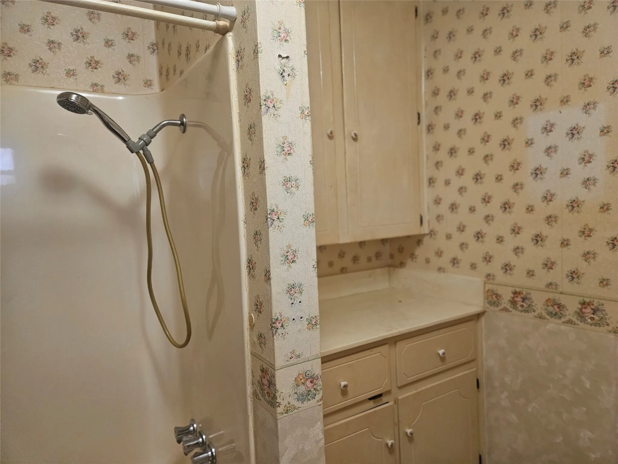 Single Family Residence For Sale in Johnson County , 2620 County Road 531, Burleson, Texas 76028, 2 Bedroom, 2 Bathroom, 4 Garage spaces, 1,838 Sqft, built in 1977, Preowned, mls#21242058, Real Estate Agent in Burleson, Homes For Sale in Johnson county, Homes For Sale in Burleson, Realtor in Burleson Texas, Real Estate Brokerage Independent Realty Texas, Luminita Cordes Realtor