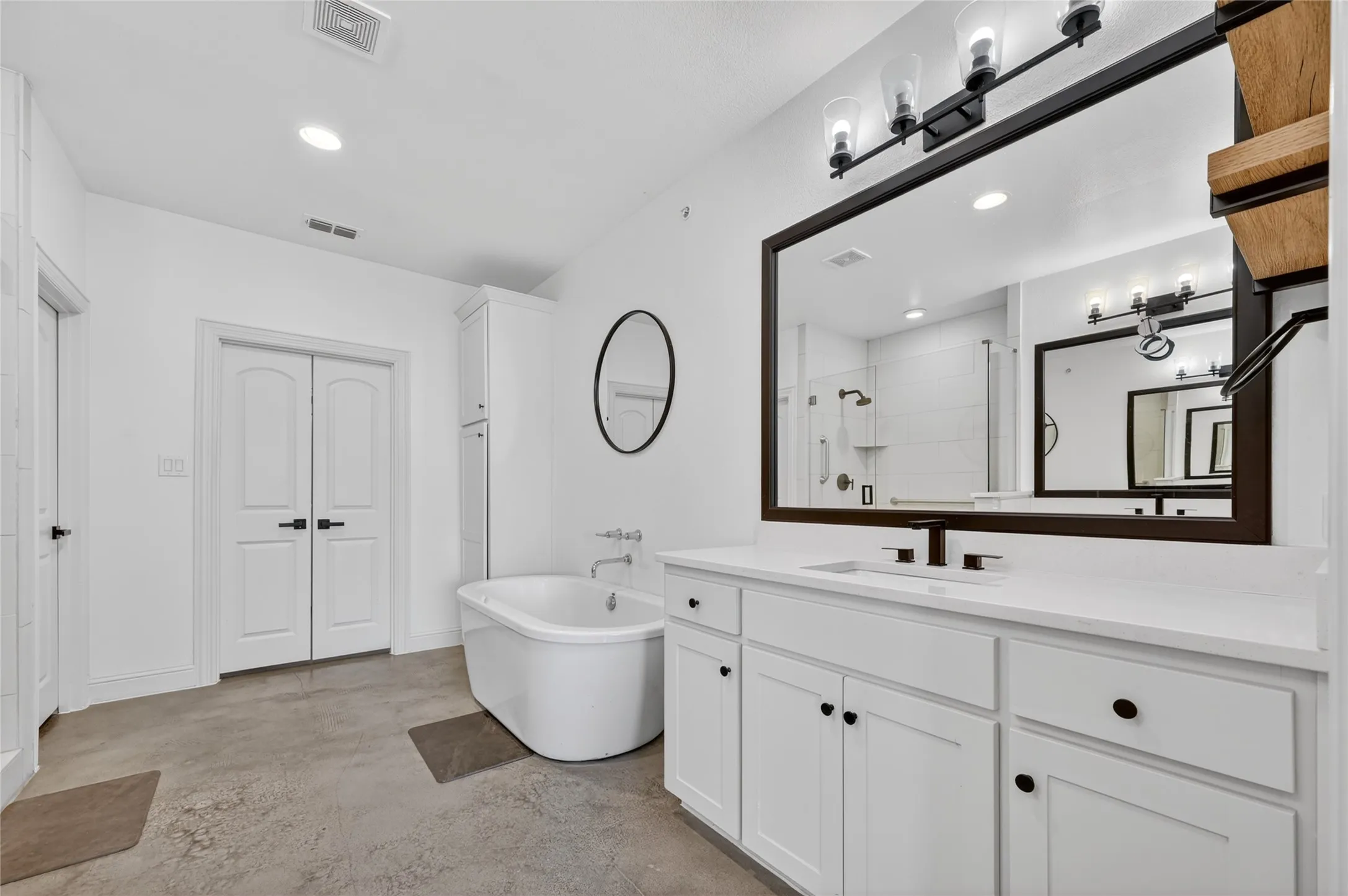 Condominium For Sale in Denton County , 500 Waters Edge Drive 324, Lake Dallas, Texas 75065, 3 Bedroom, 3 Bathroom, 2 Garage spaces, 1,886 Sqft, built in 2014, mls#21240631, Real Estate Agent in Lake Dallas, Homes For Sale in Denton county, Homes For Sale in Lake Dallas, Realtor in Lake Dallas Texas, Real Estate Brokerage Independent Realty Texas, Luminita Cordes Realtor