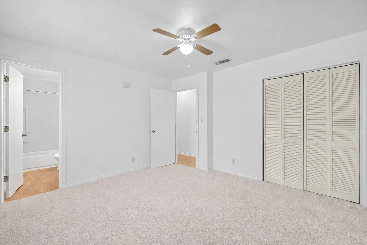 Single Family Residence For Sale in Henderson County , 214 Wildflower Drive, Gun Barrel City, Texas 75156, 3 Bedroom, 2 Bathroom, Garage spaces, 1,488 Sqft, built in 2003, Preowned, mls#21242017, Real Estate Agent in Gun Barrel City, Homes For Sale in Henderson county, Homes For Sale in Gun Barrel City, Realtor in Gun Barrel City Texas, Real Estate Brokerage Independent Realty Texas, Luminita Cordes Realtor