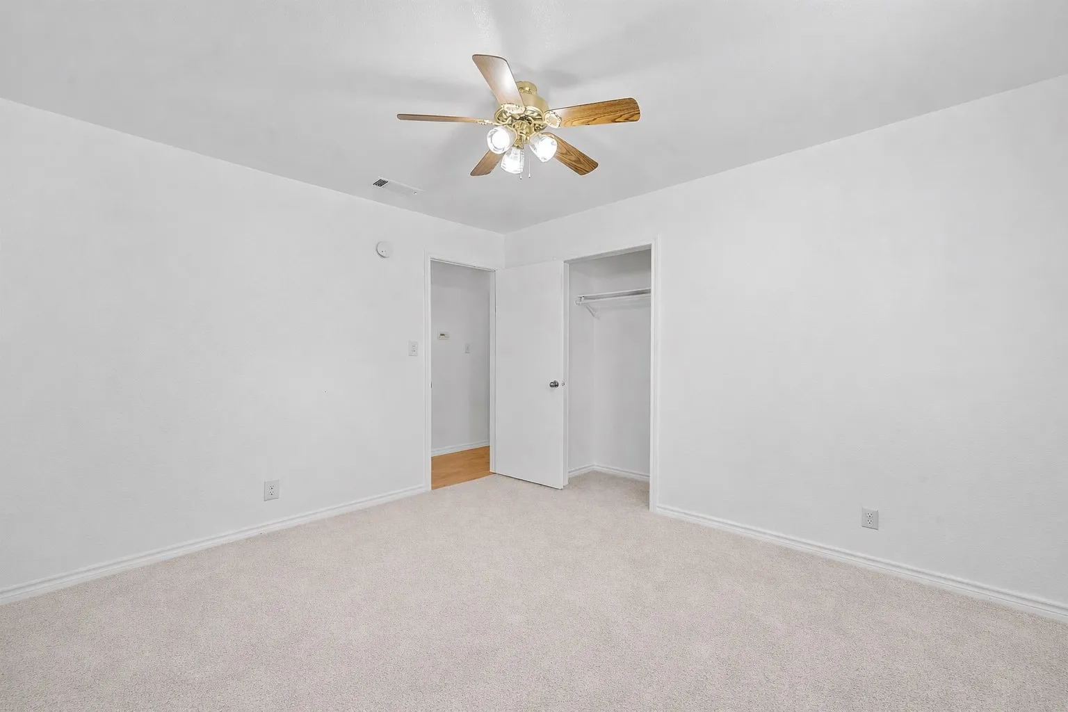 Single Family Residence For Sale in Henderson County , 214 Wildflower Drive, Gun Barrel City, Texas 75156, 3 Bedroom, 2 Bathroom, Garage spaces, 1,488 Sqft, built in 2003, Preowned, mls#21242017, Real Estate Agent in Gun Barrel City, Homes For Sale in Henderson county, Homes For Sale in Gun Barrel City, Realtor in Gun Barrel City Texas, Real Estate Brokerage Independent Realty Texas, Luminita Cordes Realtor