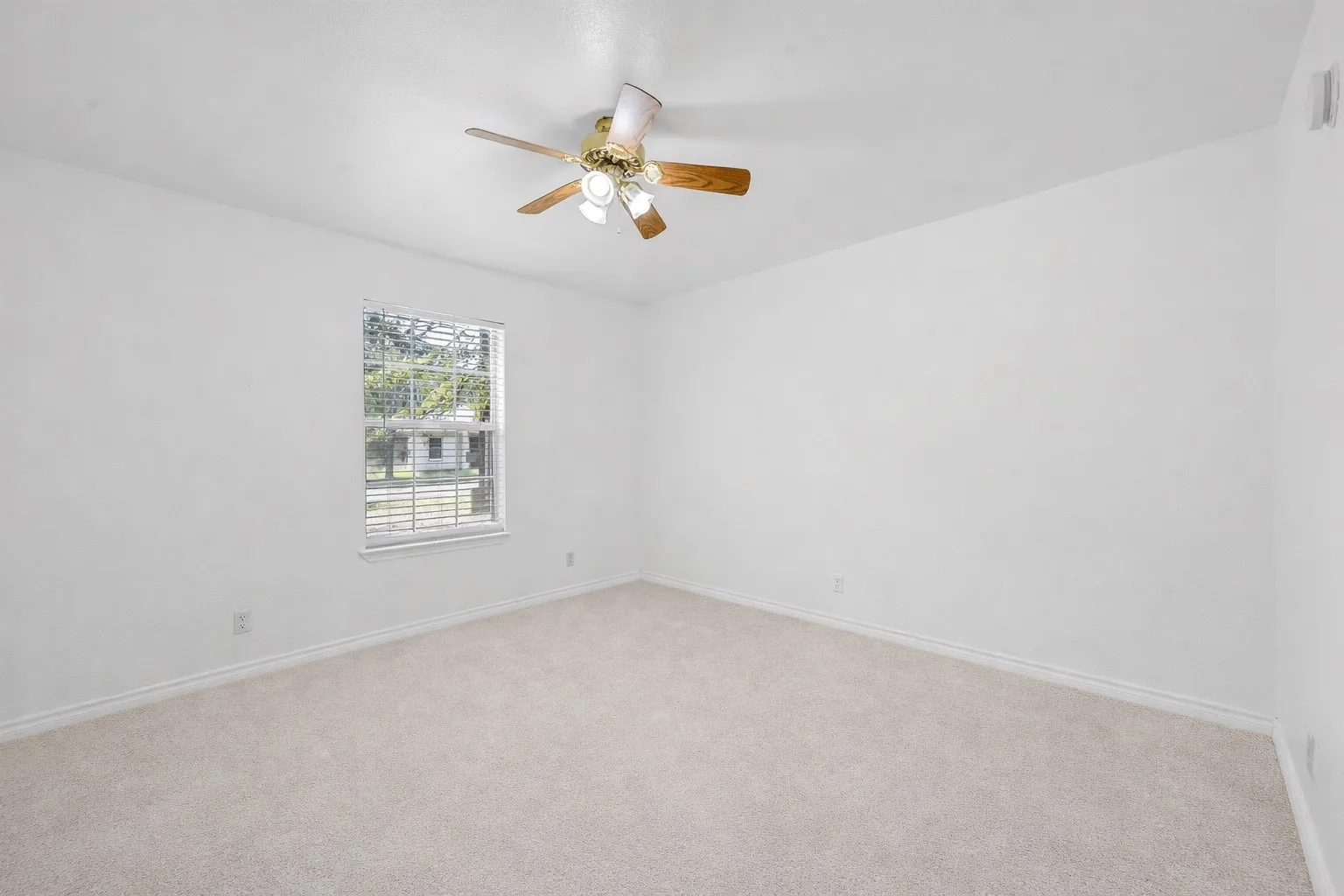 Single Family Residence For Sale in Henderson County , 214 Wildflower Drive, Gun Barrel City, Texas 75156, 3 Bedroom, 2 Bathroom, Garage spaces, 1,488 Sqft, built in 2003, Preowned, mls#21242017, Real Estate Agent in Gun Barrel City, Homes For Sale in Henderson county, Homes For Sale in Gun Barrel City, Realtor in Gun Barrel City Texas, Real Estate Brokerage Independent Realty Texas, Luminita Cordes Realtor