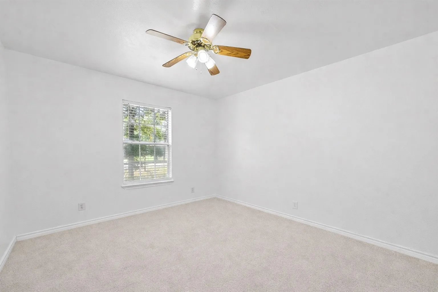 Single Family Residence For Sale in Henderson County , 214 Wildflower Drive, Gun Barrel City, Texas 75156, 3 Bedroom, 2 Bathroom, Garage spaces, 1,488 Sqft, built in 2003, Preowned, mls#21242017, Real Estate Agent in Gun Barrel City, Homes For Sale in Henderson county, Homes For Sale in Gun Barrel City, Realtor in Gun Barrel City Texas, Real Estate Brokerage Independent Realty Texas, Luminita Cordes Realtor