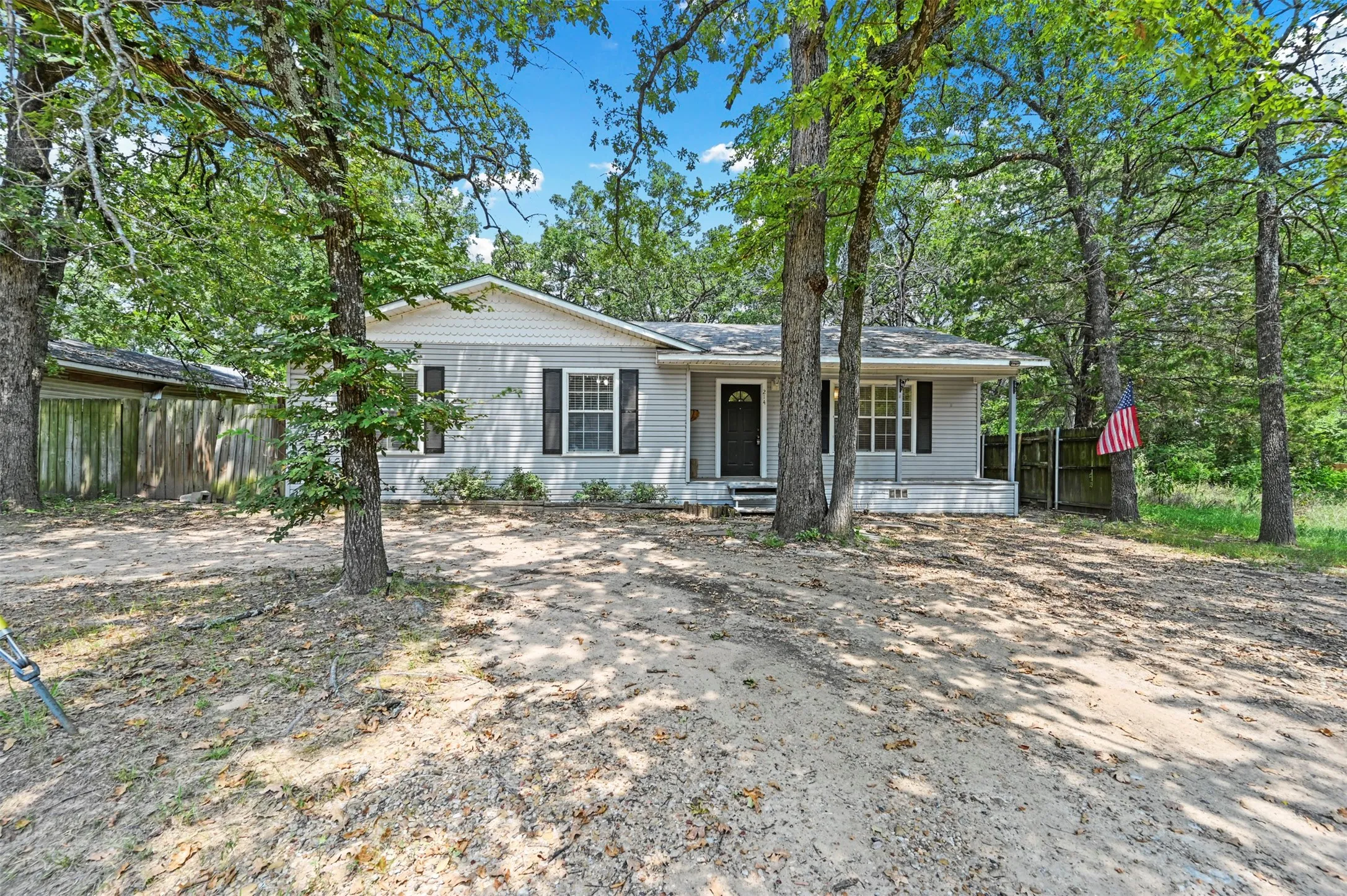 Single Family Residence For Sale in Henderson County , 214 Wildflower Drive, Gun Barrel City, Texas 75156, 3 Bedroom, 2 Bathroom, Garage spaces, 1,488 Sqft, built in 2003, Preowned, mls#21242017, Real Estate Agent in Gun Barrel City, Homes For Sale in Henderson county, Homes For Sale in Gun Barrel City, Realtor in Gun Barrel City Texas, Real Estate Brokerage Independent Realty Texas, Luminita Cordes Realtor