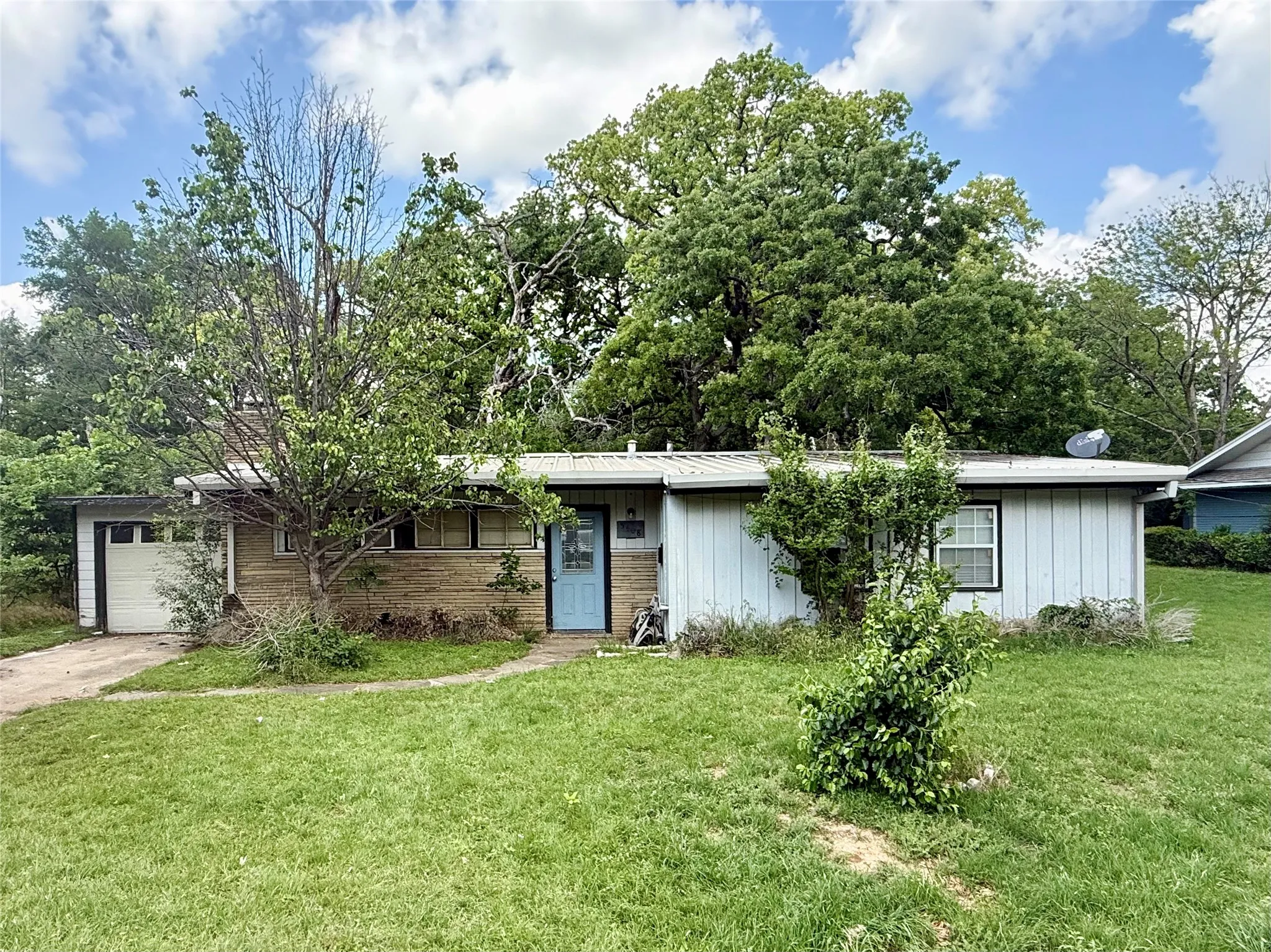 Single Family Residence For Sale in Tarrant County , 5408 Sam Calloway Road, River Oaks, Texas 76114, 3 Bedroom, 1 Bathroom, 1 Garage spaces, 1,276 Sqft, built in 1953, mls#21242070, Real Estate Agent in River Oaks, Homes For Sale in Tarrant county, Homes For Sale in River Oaks, Realtor in River Oaks Texas, Real Estate Brokerage Independent Realty Texas, Luminita Cordes Realtor