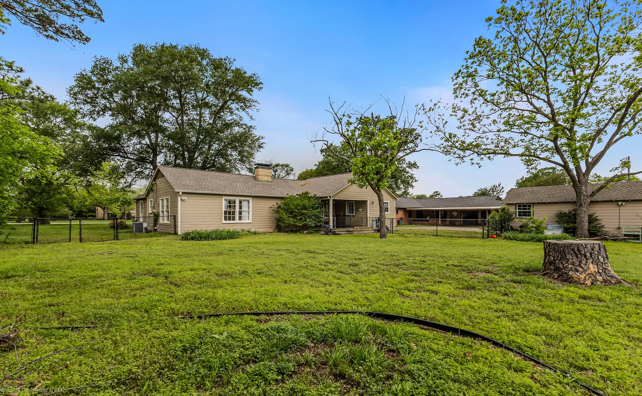 Single Family Residence For Sale in Kaufman County , 914 Griffith Avenue, Terrell, Texas 75160, 3 Bedroom, 2 Bathroom, 1 Garage spaces, 1,882 Sqft, built in 1950, Preowned, mls#21233164, Real Estate Agent in Terrell, Homes For Sale in Kaufman county, Homes For Sale in Terrell, Realtor in Terrell Texas, Real Estate Brokerage Independent Realty Texas, Luminita Cordes Realtor